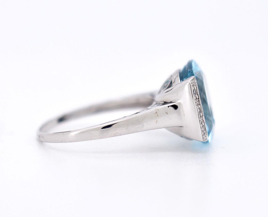 Round Cut Vintage ring in 18-carat gold, featuring a 6-carat blue topaz and diamonds. For Sale