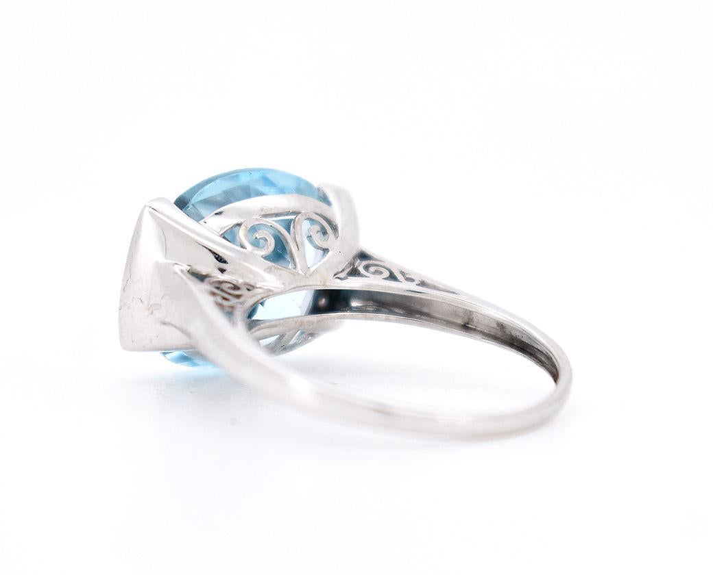 Vintage ring in 18-carat gold, featuring a 6-carat blue topaz and diamonds. In Good Condition For Sale In PARIS, FR