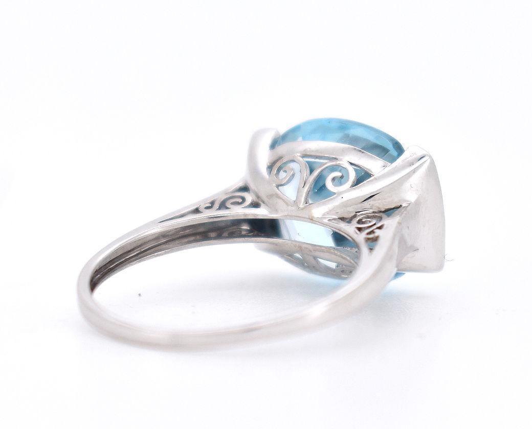 Women's Vintage ring in 18-carat gold, featuring a 6-carat blue topaz and diamonds. For Sale