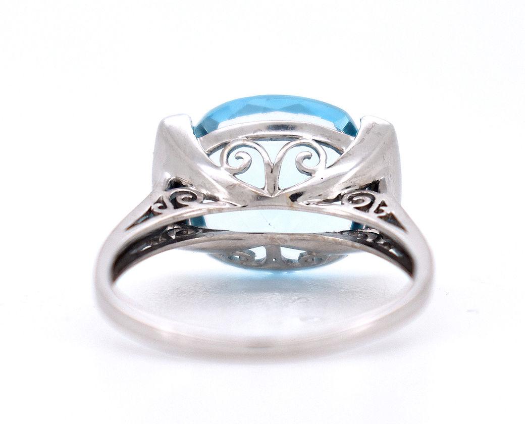 Vintage ring in 18-carat gold, featuring a 6-carat blue topaz and diamonds. For Sale 1