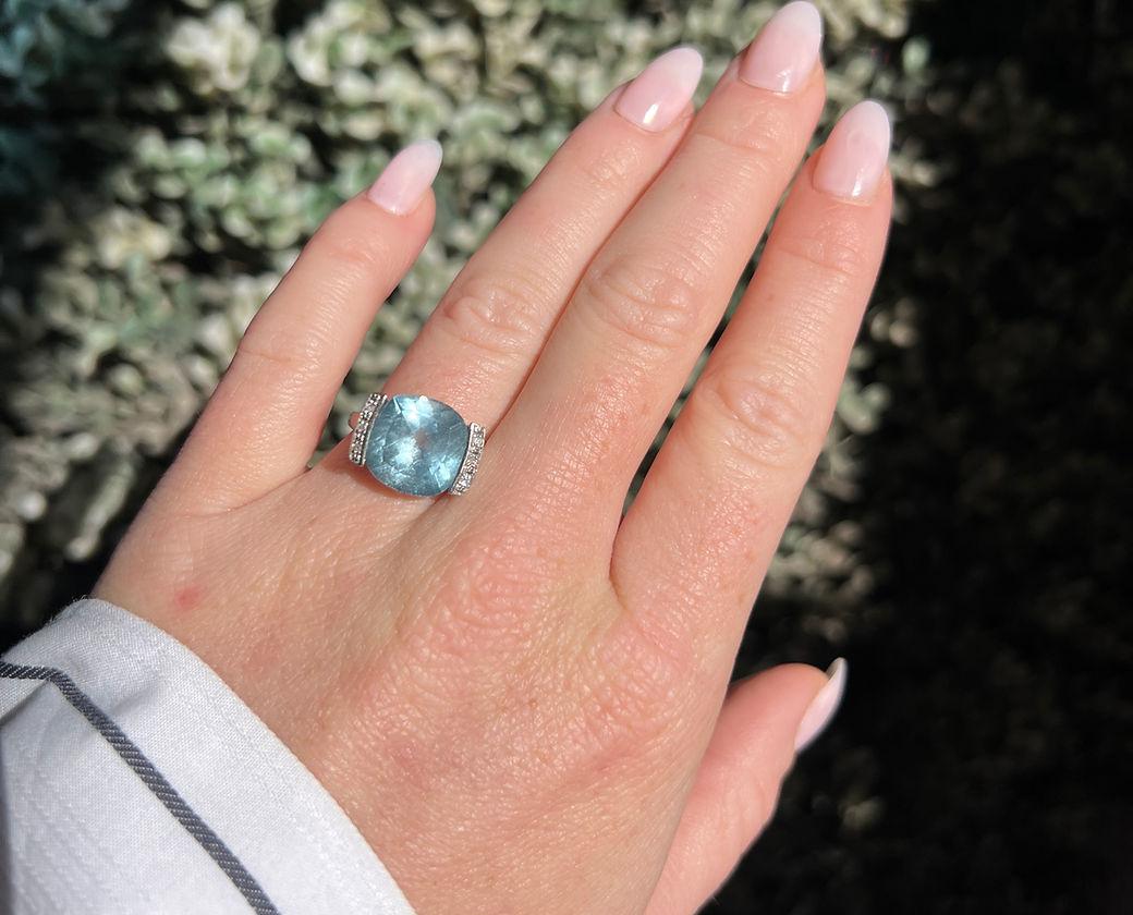 Vintage ring in 18-carat gold, featuring a 6-carat blue topaz and diamonds. For Sale 2