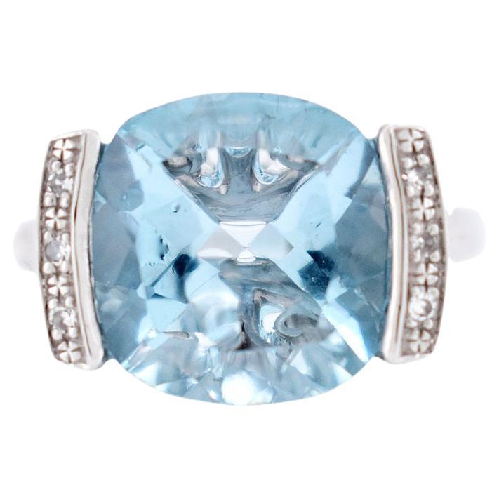 Vintage ring in 18-carat gold, featuring a 6-carat blue topaz and diamonds.