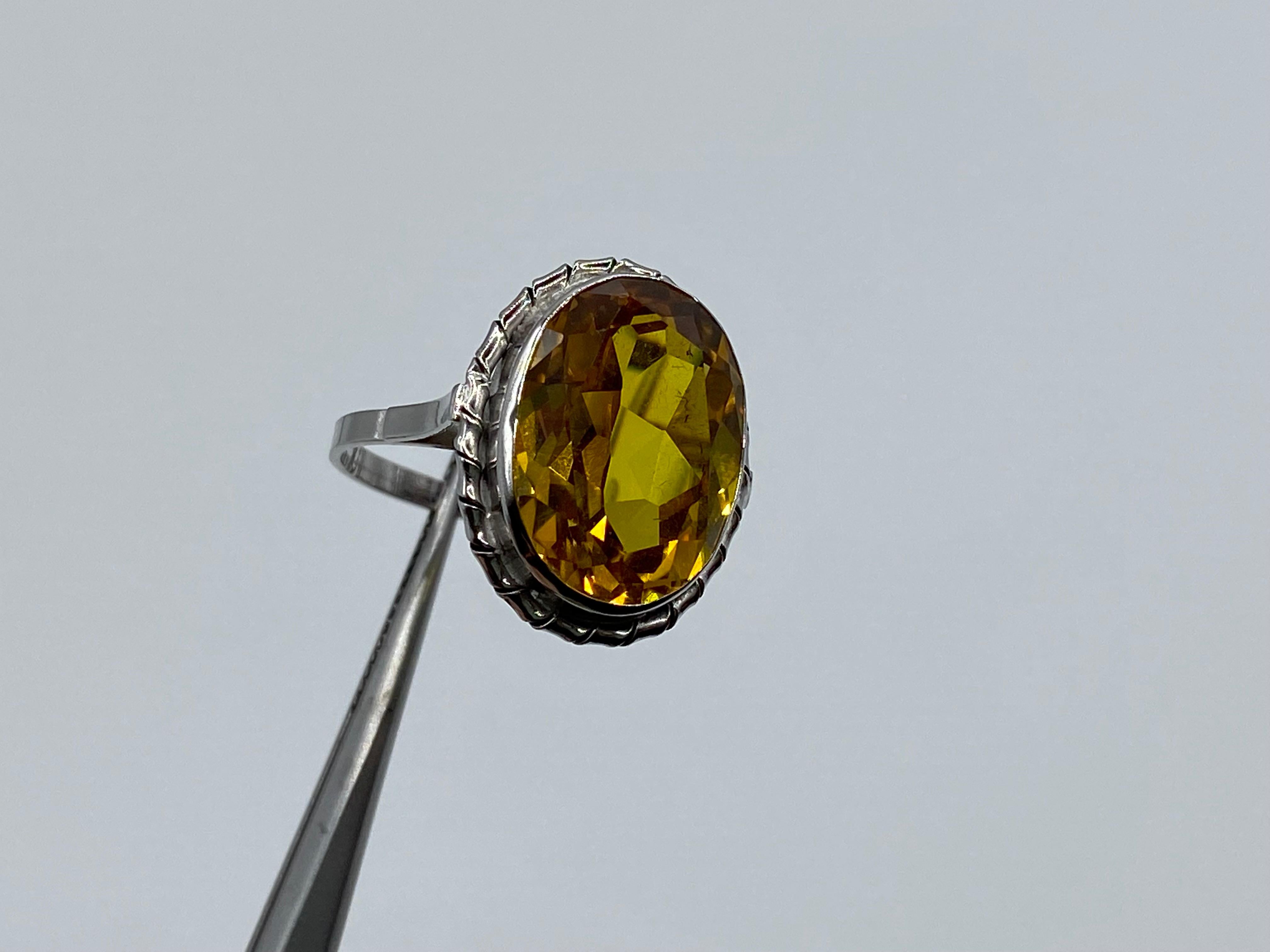 Vintage ring in 18 kt white gold and Yellow Topaz.
It dates back to the 1980s.
It weighs 4.8 grams and measures 14 (on request, without extra charge, I can have a trusted craftsman modified) The stone measures 16 mm by 11 mm.
Shipped in an elegant
