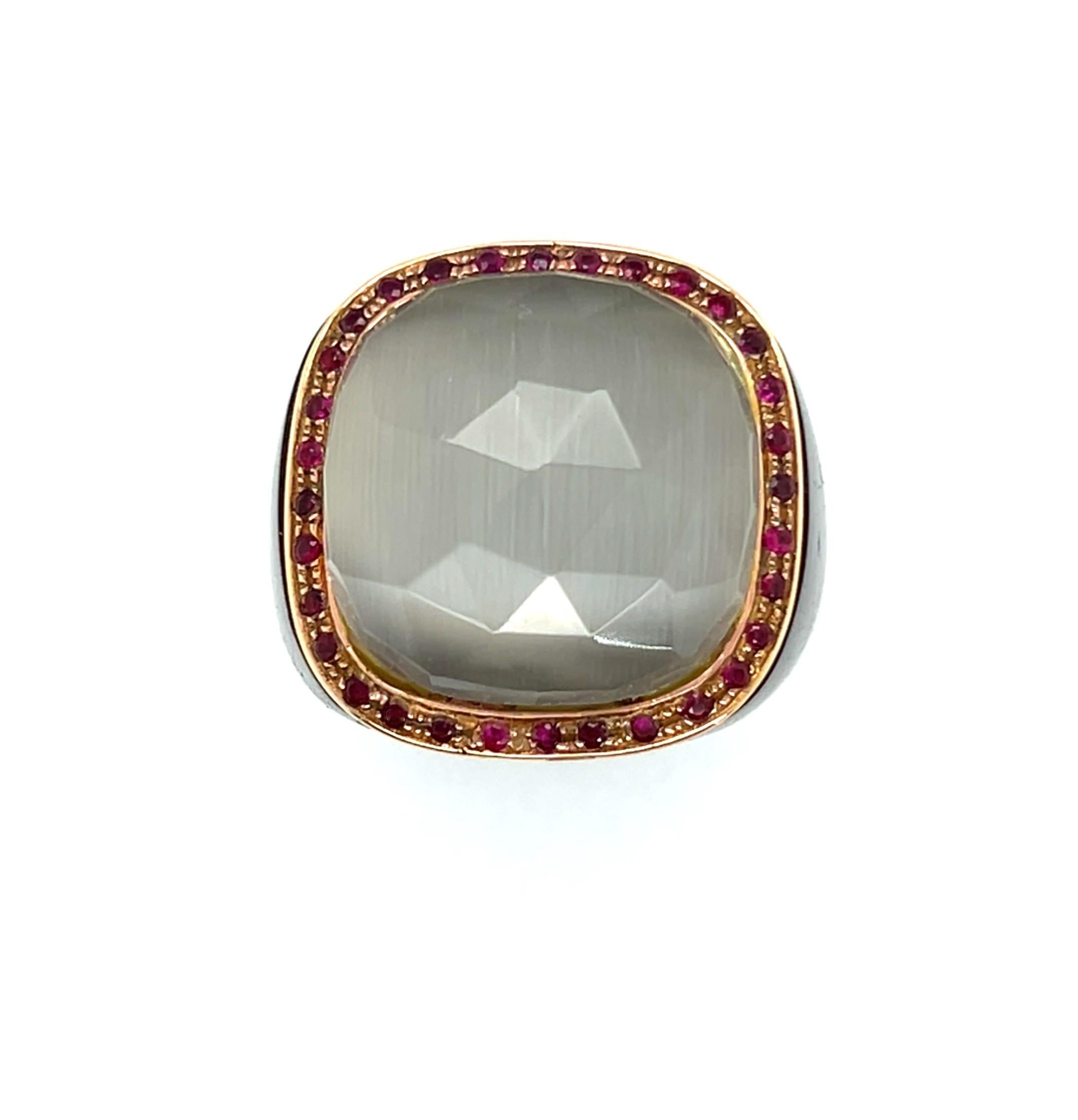 Audace e scultoreo, questo anello unico combina materiali preziosi con una forte estetica contemporanea. Sull'ampio cinturino in bachelite nera è incastonato un quarzo grigio sfaccettato, circondato da un castone in oro giallo delicatamente ornato