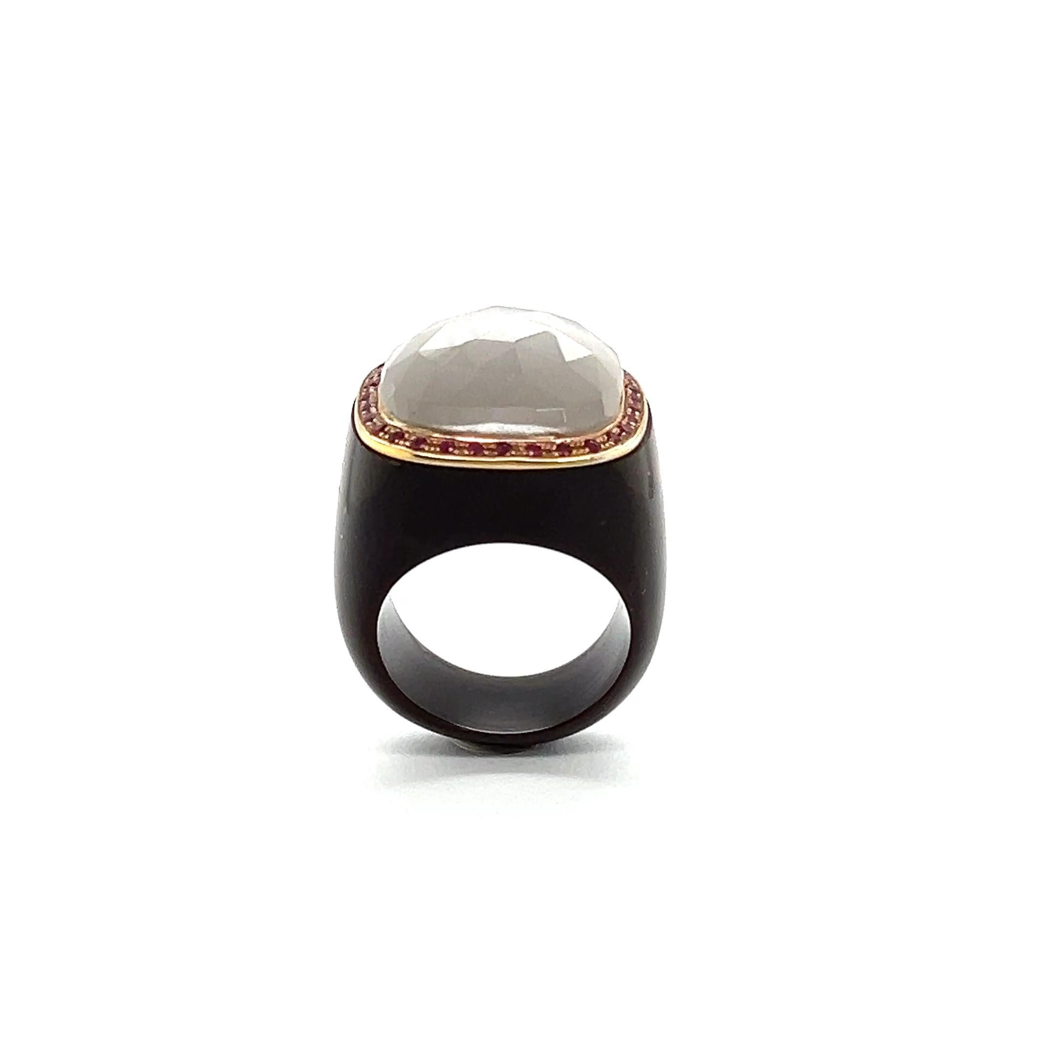 Contemporaneo Anello vintage in quarzo grigio, rubini, oro giallo e bachelite in vendita