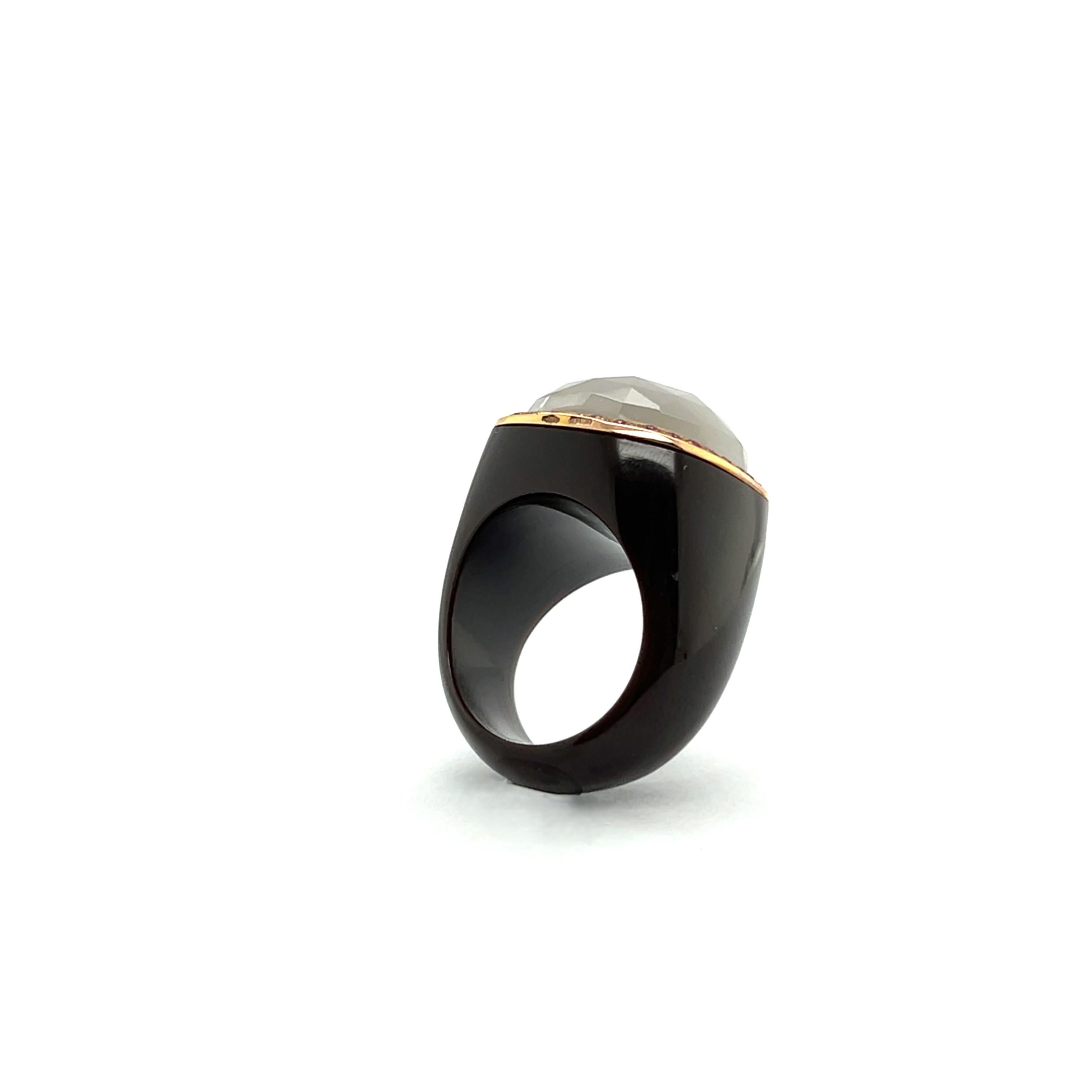 Cabochon Anello vintage in quarzo grigio, rubini, oro giallo e bachelite in vendita