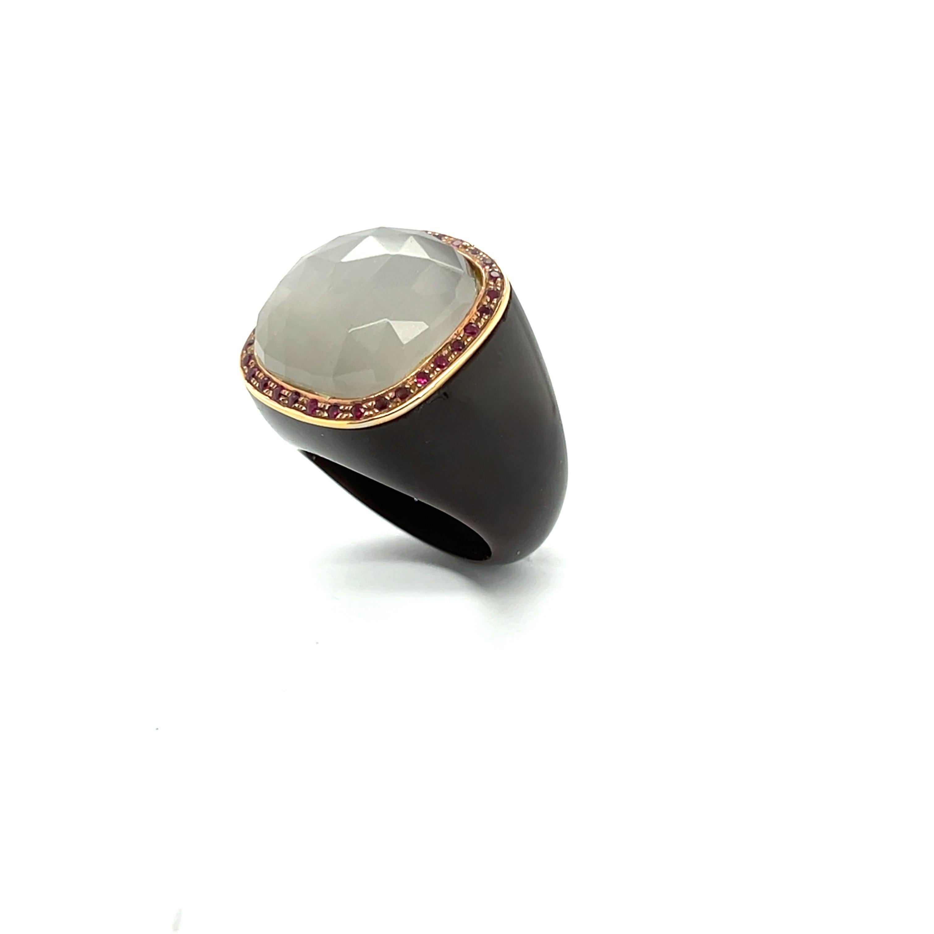 Anello vintage in quarzo grigio, rubini, oro giallo e bachelite in vendita 1