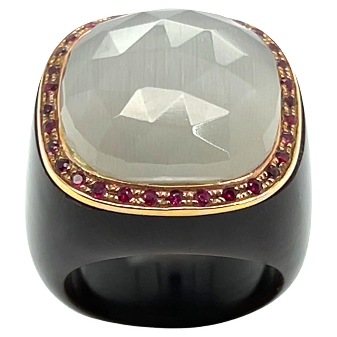 Anello vintage in quarzo grigio, rubini, oro giallo e bachelite