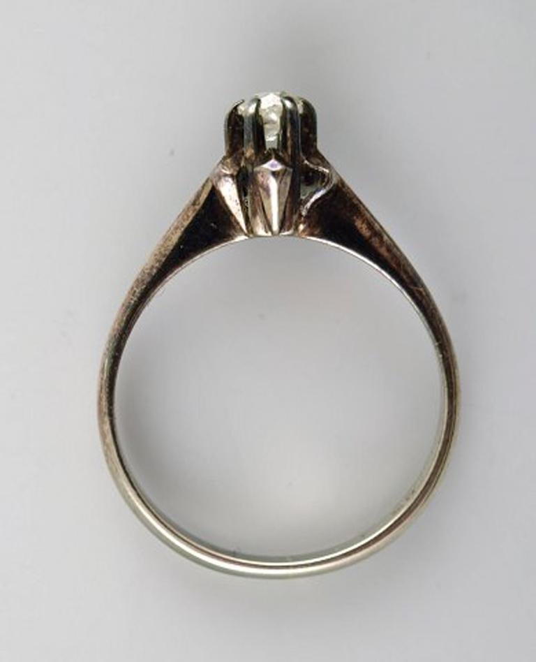 Vintage ring of 18 kt. white gold, front with faceted stone.
Stamped 18K, approx. 1930 s.
Measures: 17 mm. US size : 6,5. In most cases we can for a fee ($50) have the ring resized.
In good condition.