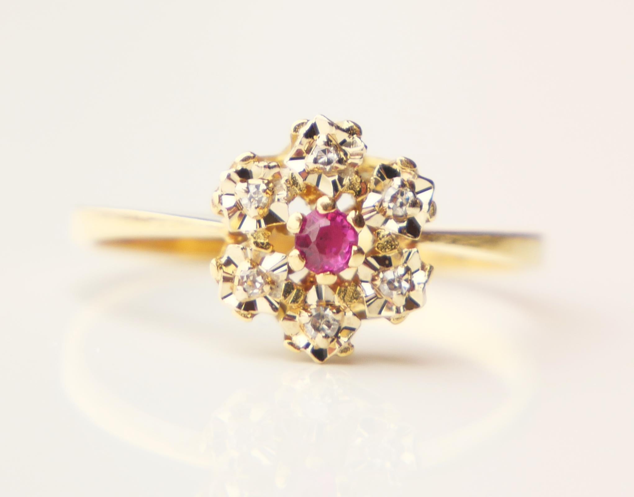 Women's Vintage Ring Ruby Diamonds solid 18K Gold Ring Ø 7.5US / 2.3 gr For Sale