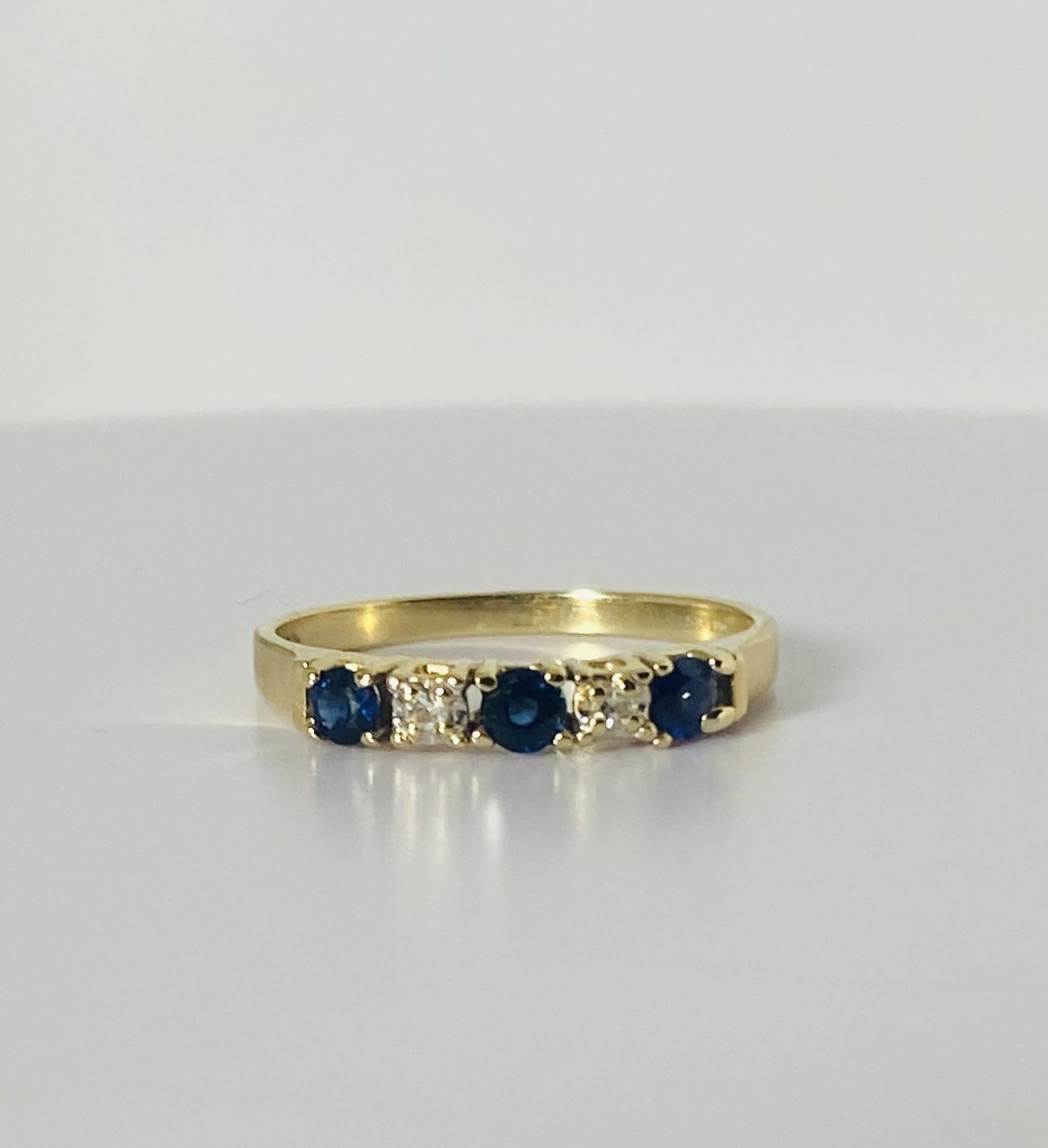 Entdecken Sie diesen atemberaubenden Vintage-Ring mit 2 Diamanten im Rosenschliff von je 0,05 Karat und 2 Saphiren von je 0,10 Karat in einer schönen saphirblauen Farbe im Rundschliff. Der Ring aus den 1950er Jahren ist aus 14 Karat Gelbgold