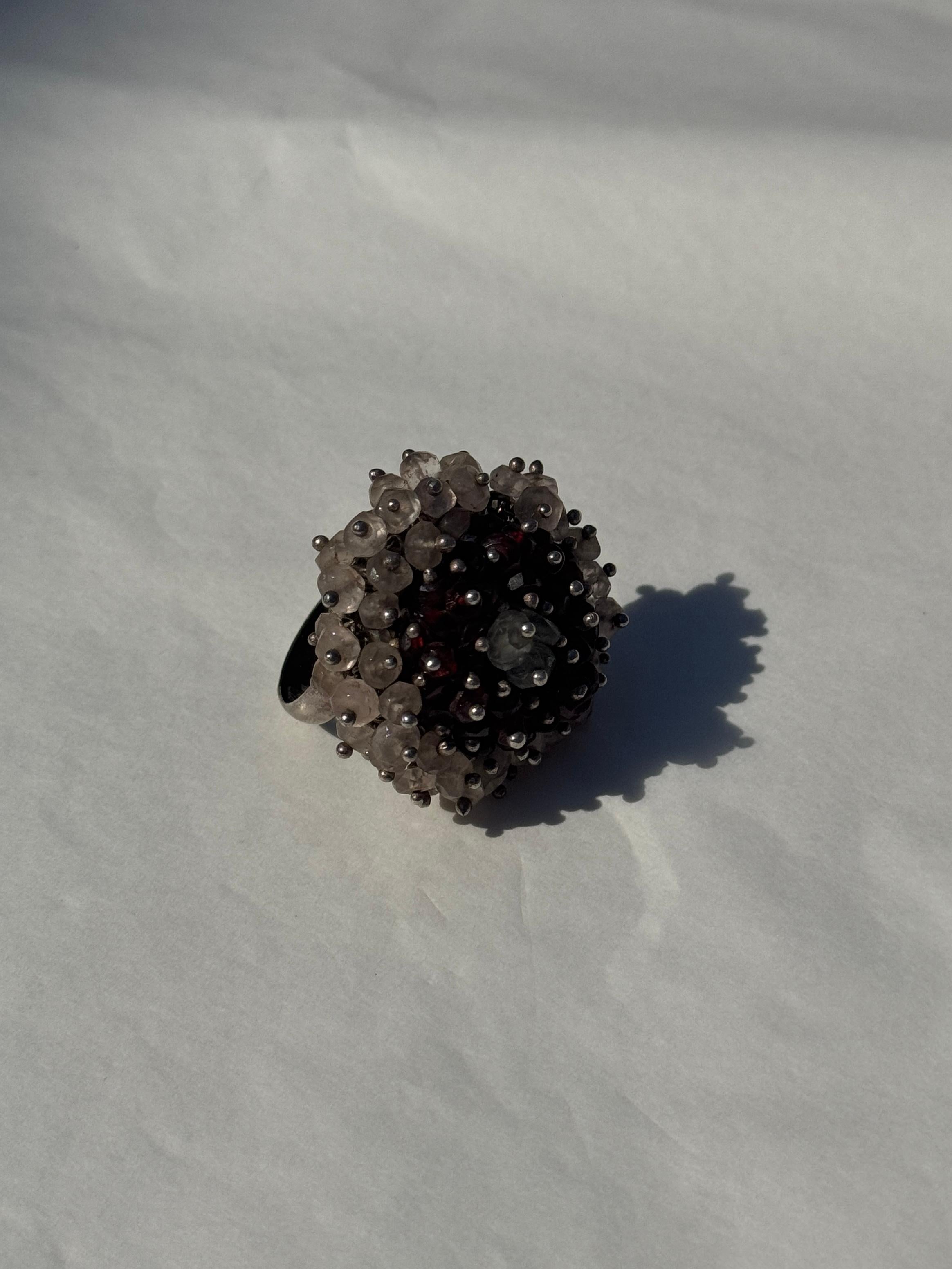 Dieser atemberaubende Ring im Vintage-Stil wurde mit einer Traubenperlentechnik gefertigt, bei der mehrere Halbedelsteine einzeln auf Metalldrähte montiert werden, um einen dreidimensionalen skulpturalen Effekt zu erzielen. Die Steine,