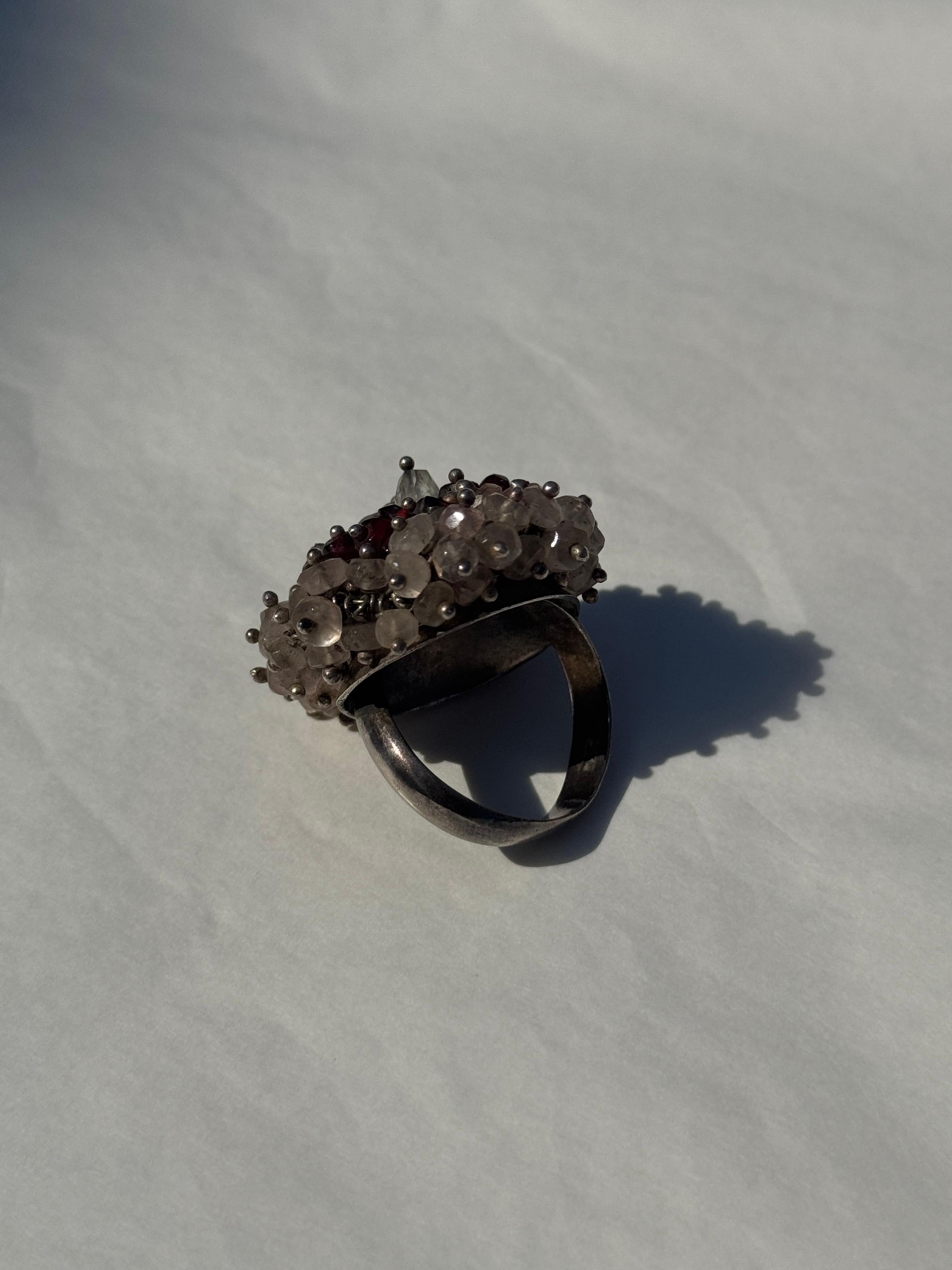 Vintage-Ring mit Clusterperlen aus Halbedelsteinen (Ungeschliffen) im Angebot