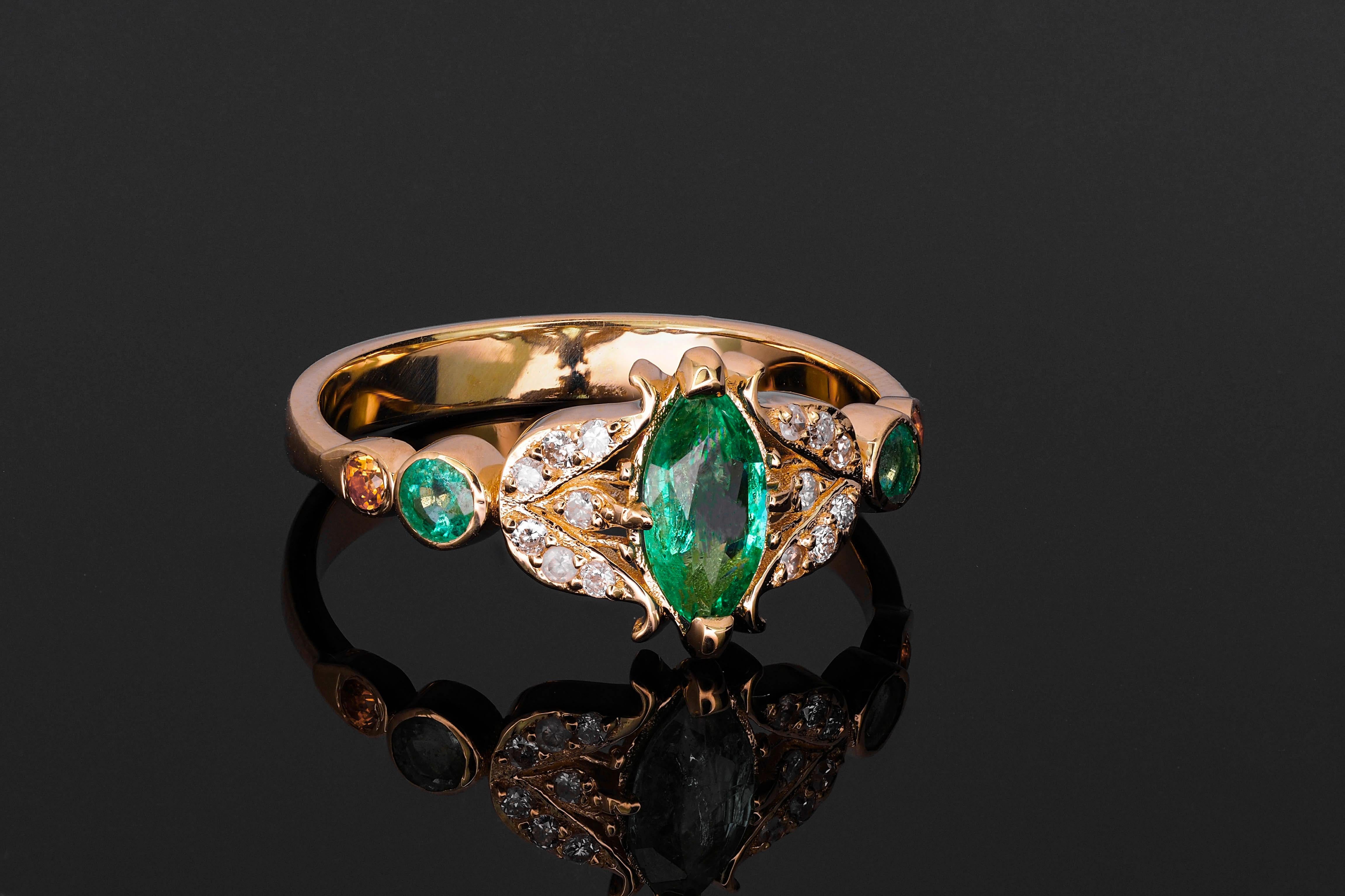 Marquise Cut Vintage ring with emerald.  For Sale