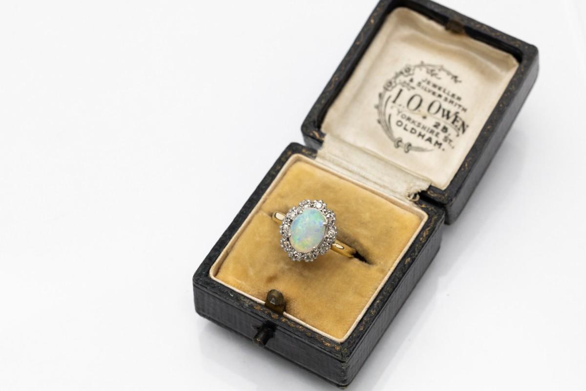 Brilliant Cut Vintage ring with opal and diamonds, Great Britain, 1960s. For Sale