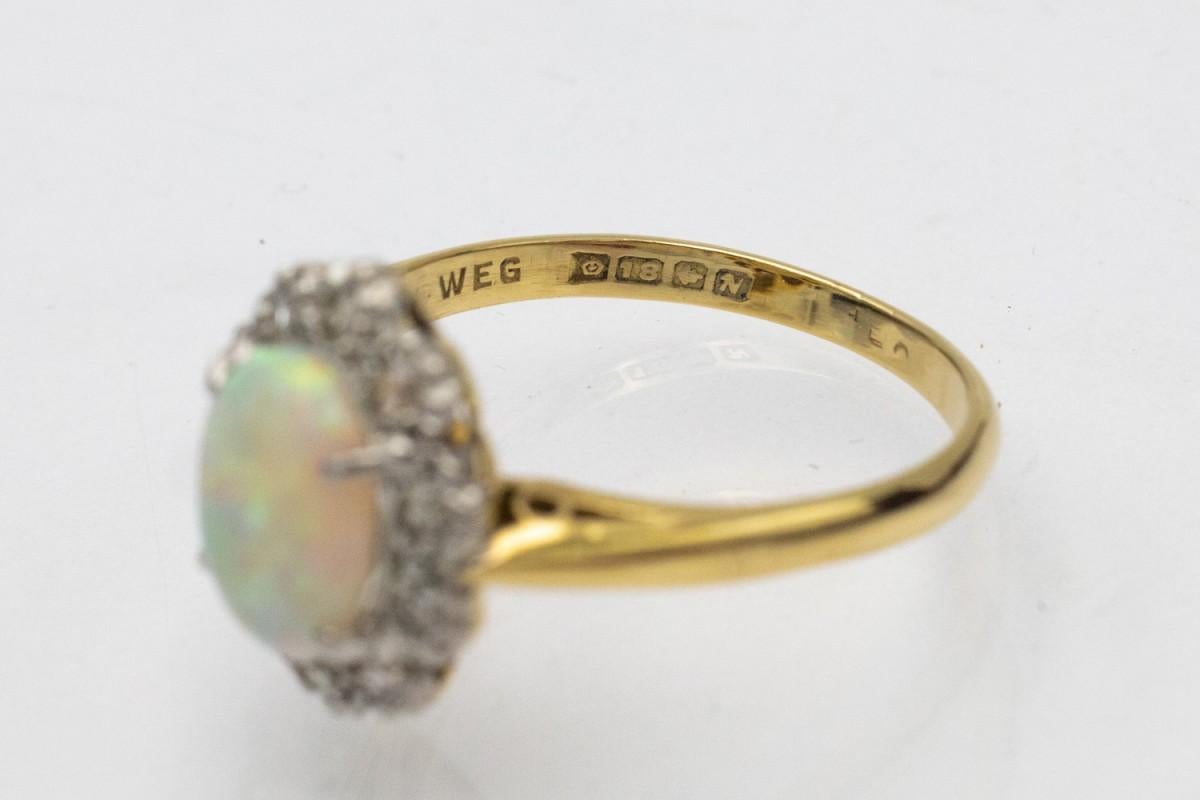 Vintage ring with opal and diamonds, Great Britain, 1960s. In Good Condition For Sale In Chorzów, PL