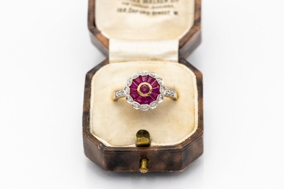 Vintage-Ring mit Rubinen und Diamanten. (Brillantschliff) im Angebot