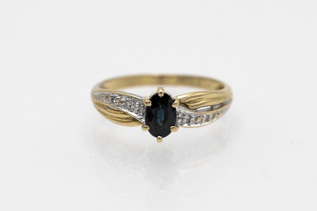 The vintage ring made of white and yellow gold comes from France from the 1960s

Decorated with an oval faceted sapphire and diamonds on the sides

A delicate, timeless form of a ring for lovers of classic jewelry style.

Size: 11 (51) - ask about