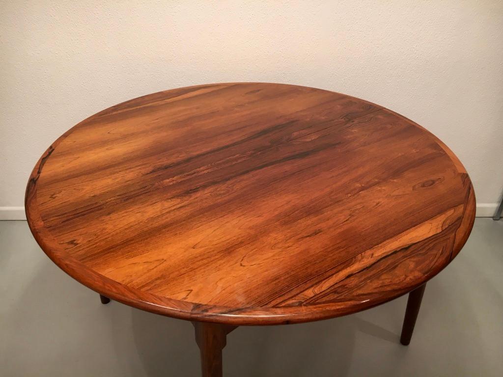 Vintage Rio rosewood extendable dining table by CJ Rosengaarden, Denmark, circa 1960s.
Measures: 120 cm diameter and 2 extensions of 52 cm each, 73 cm height.
The table has taking the sunlights for over 40 years and is clearer than the
