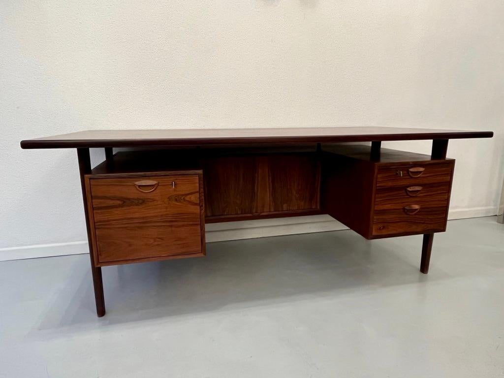 Vintage Rio Rosewood floating writing desk by Kai Kristiansen produced by FM Møbler, Denmark ca. 1950s
Very good condition, 3 drawers on one side and 1 drawer for suspended files on the other.
2 cabinets and a shelf at the back. 4 original keys
