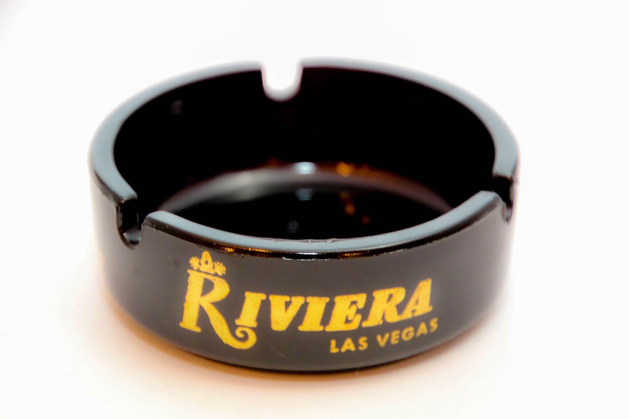 Si tratta di un posacenere in vetro da collezione del DINO'S DEN Delmonico RIVIERA Hotel & Casino.
Posacenere in vetro vintage di LAS VEGAS, con il logo Rivera stampato intorno al bordo in oro.
Piatto da collezione pubblicitario d'epoca in