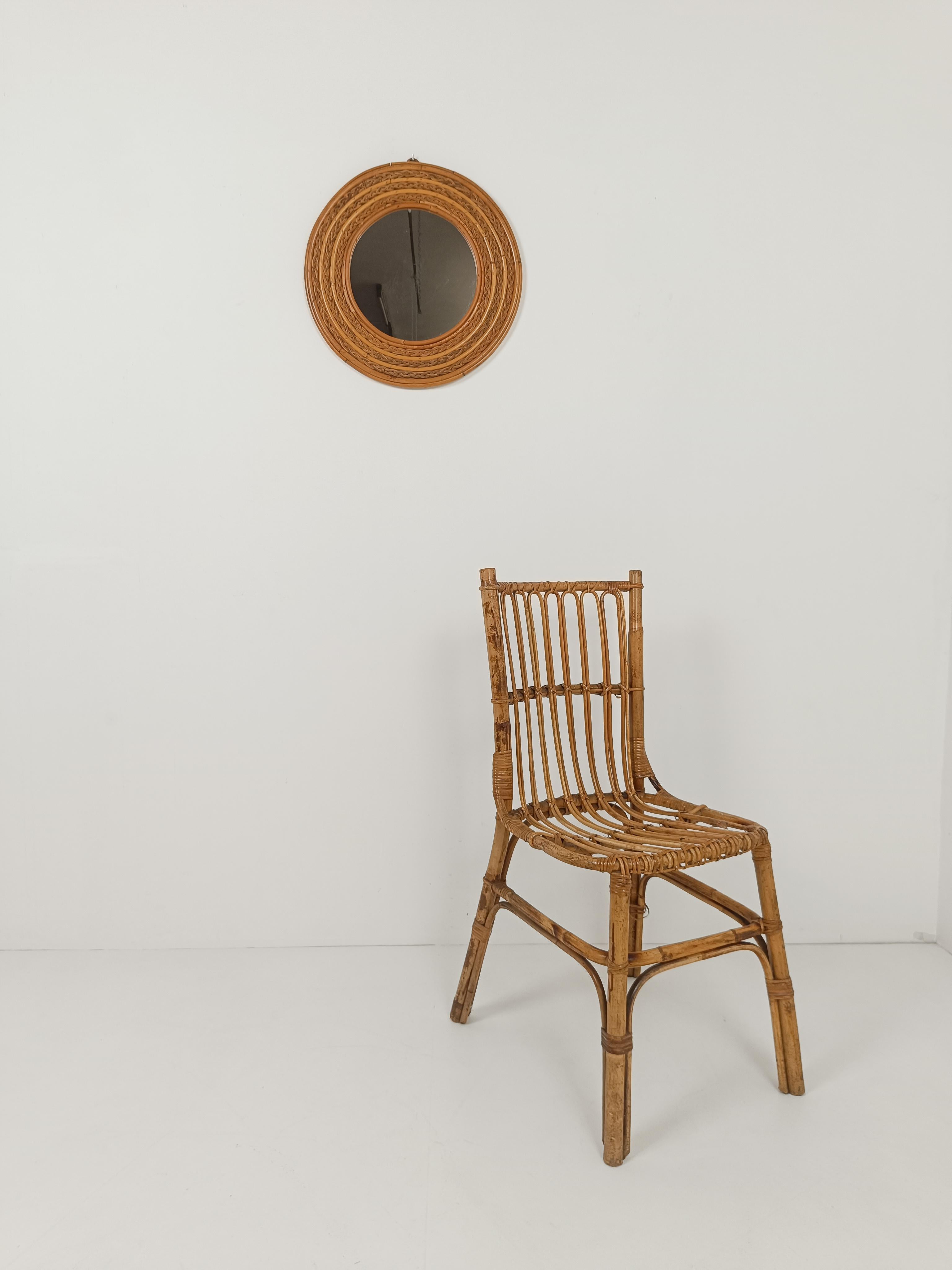 Uno splendido specchio da parete rotondo realizzato in Italia con fibre naturali tra gli anni '60 e '70.
Questo specchio di 49 cm di diametro ha una cornice alta 10 cm decorata con sezioni alternate di canne piegate e trecce di rattan.
Il colore dei