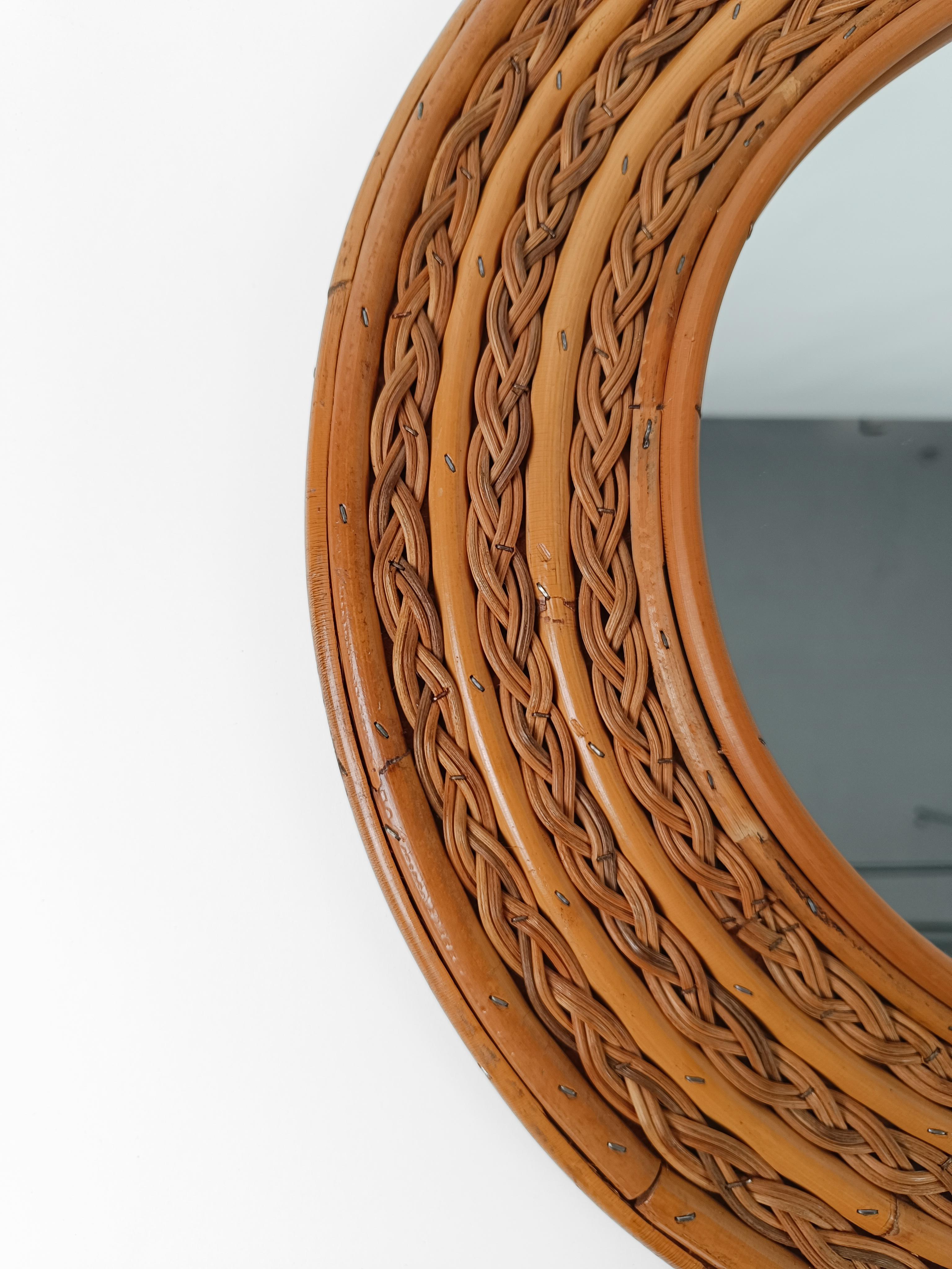 Mid-Century moderno Specchio rotondo Riviera d'epoca con canne curve e intrecci in rattan, Italia anni '70 in vendita