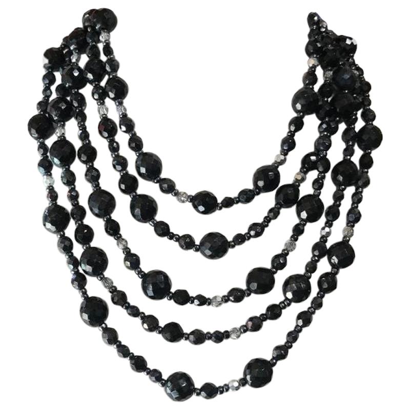 Jahrgang R.J. Graziano Mehrreihige schwarze Glasperlen-Bib-Halskette mit Perlen im Angebot