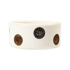 Elfenbeinfarbener Vintage-Armreif mit Münzarmband Circa 1980er