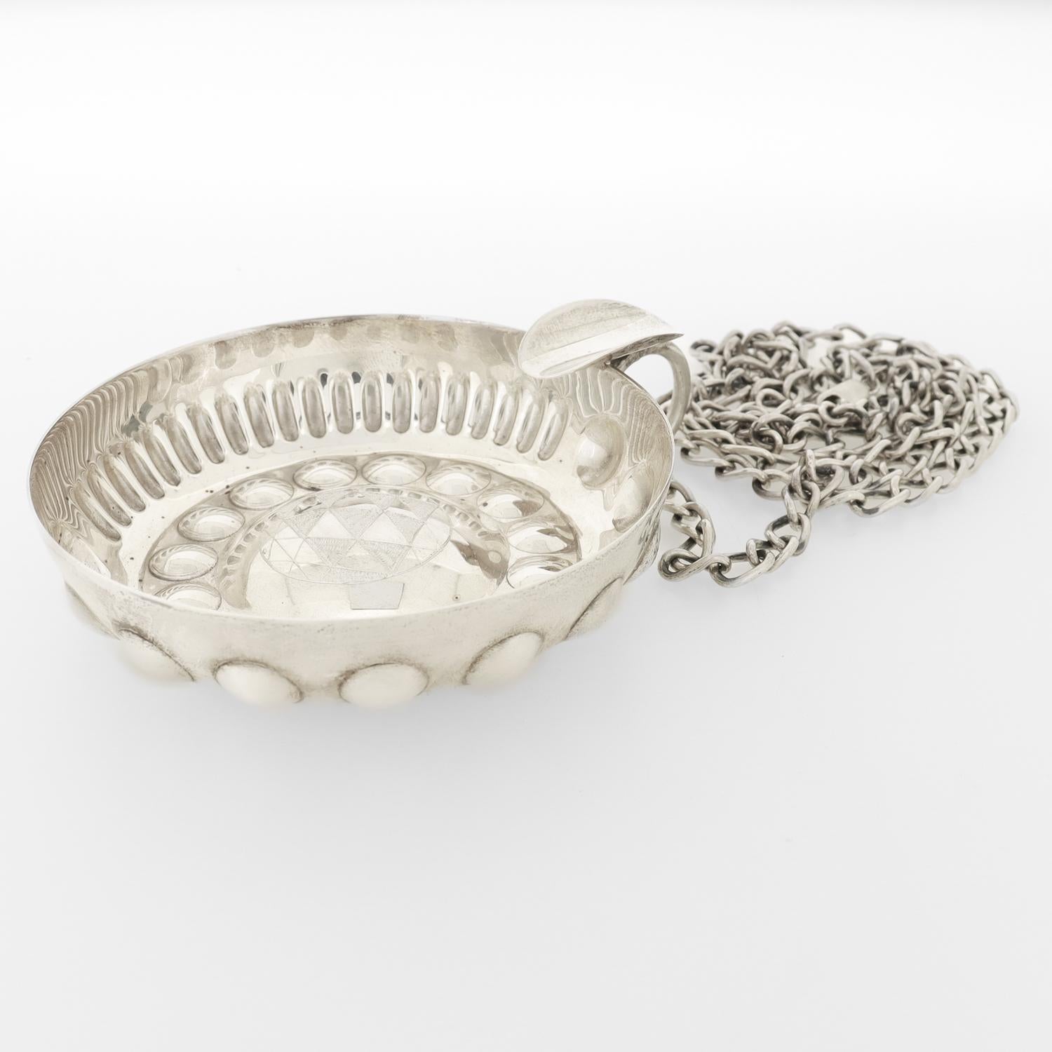 A fine vintage Mexican silver tastevin or wine tasting cup.

By RM Villa.

In sterling silver.

In the classic tastevin form with a handle and chain. Decorated with an engraved triangle design to the middle bubble.

Marked to the base with Villa's