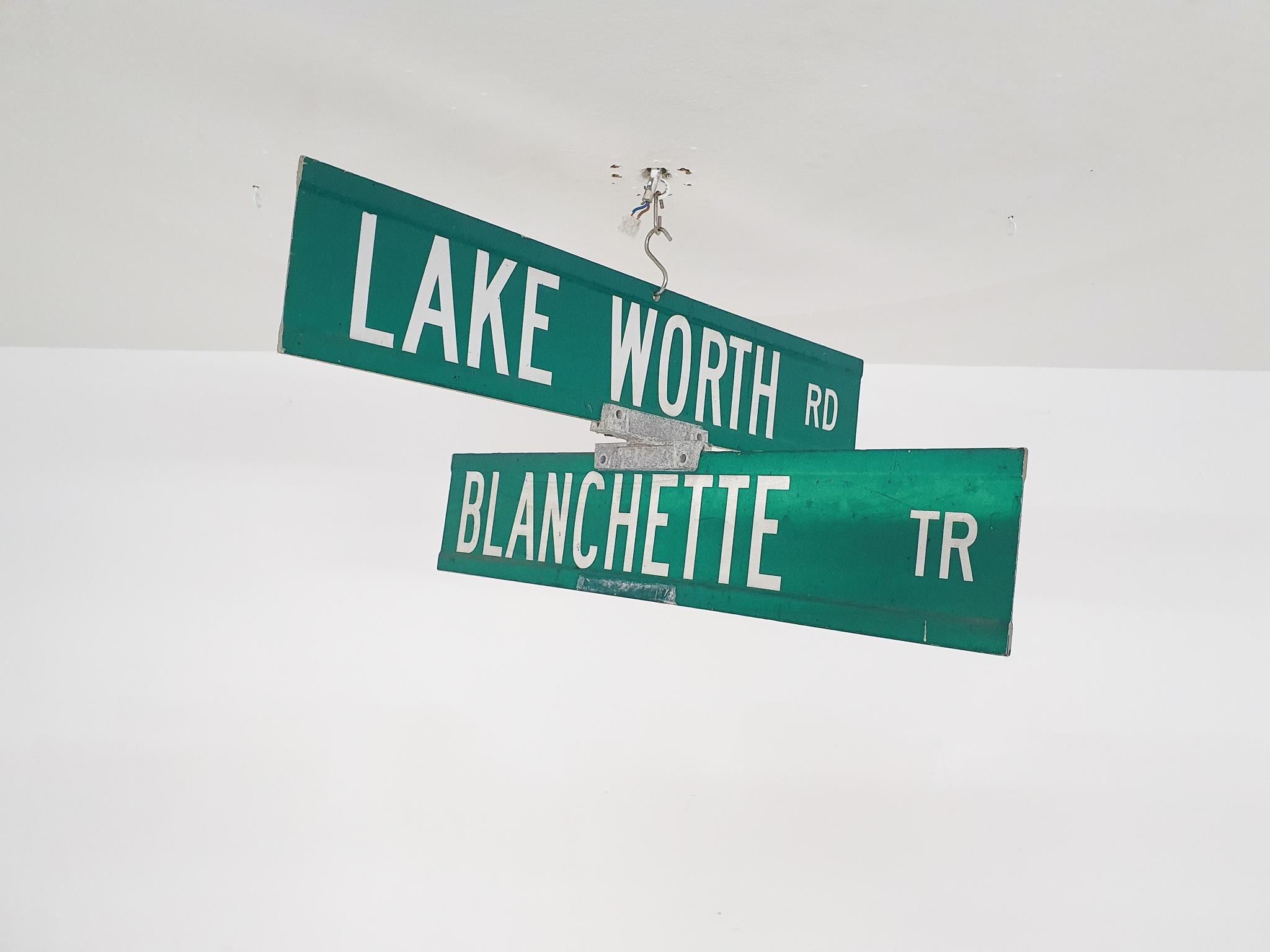 Panneau routier original en métal vintage du croisement : Lake Worth / Blanchette en Floride.