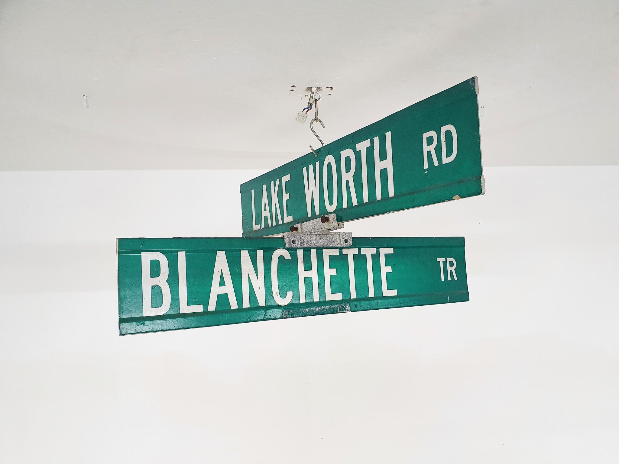 Américain Vieux panneau routier ou de rue de Floride, Lake Worth, Blanchette, États-Unis en vente