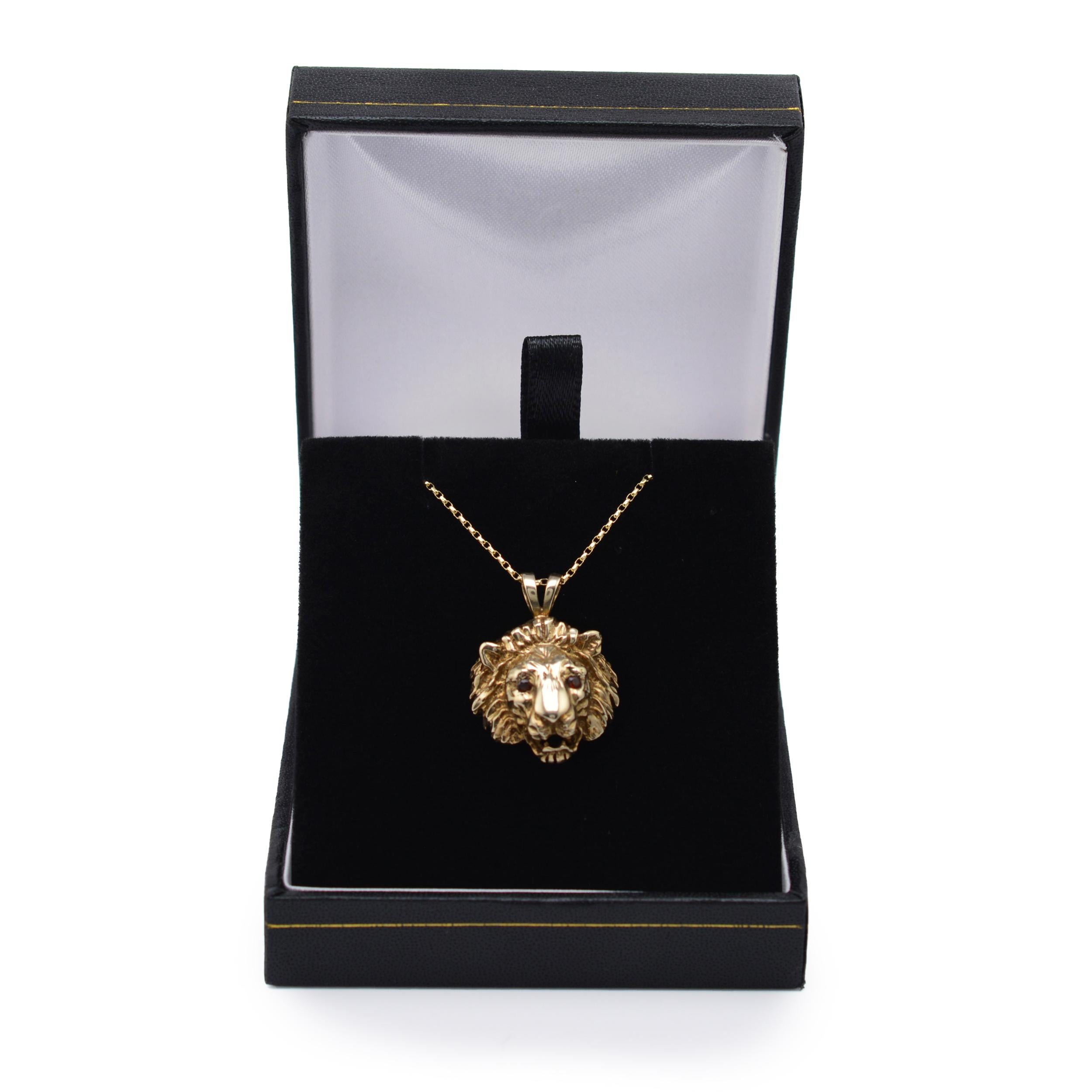 Solid Gold & Garnet Lion Pendant Necklace, Hallmarked Vintage 1970s  In Good Condition For Sale In Preston, Lancashire