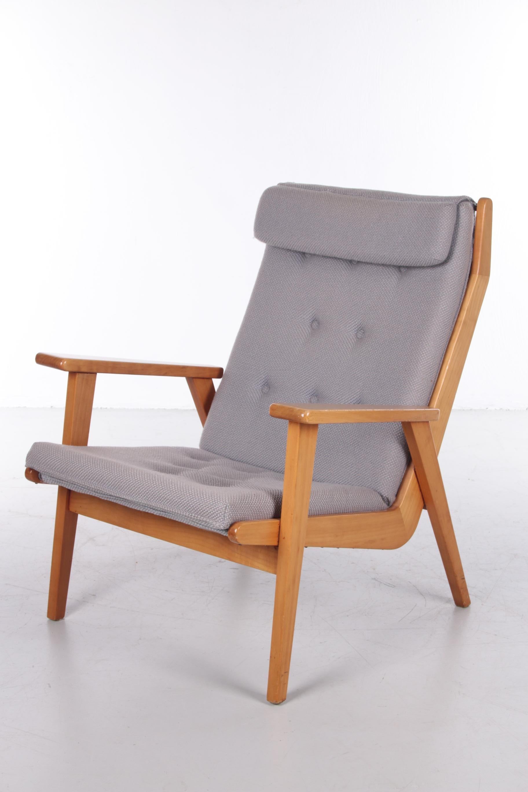 Vintage Rob Parry Lotus Armchair Model 1611

Discover the timeless elegance of the Vintage Rob Parry Lotus armchair Model 1611, an icon of Dutch design from the 1950s. Manufactured by the renowned furniture manufacturer Gelderland, this chair with