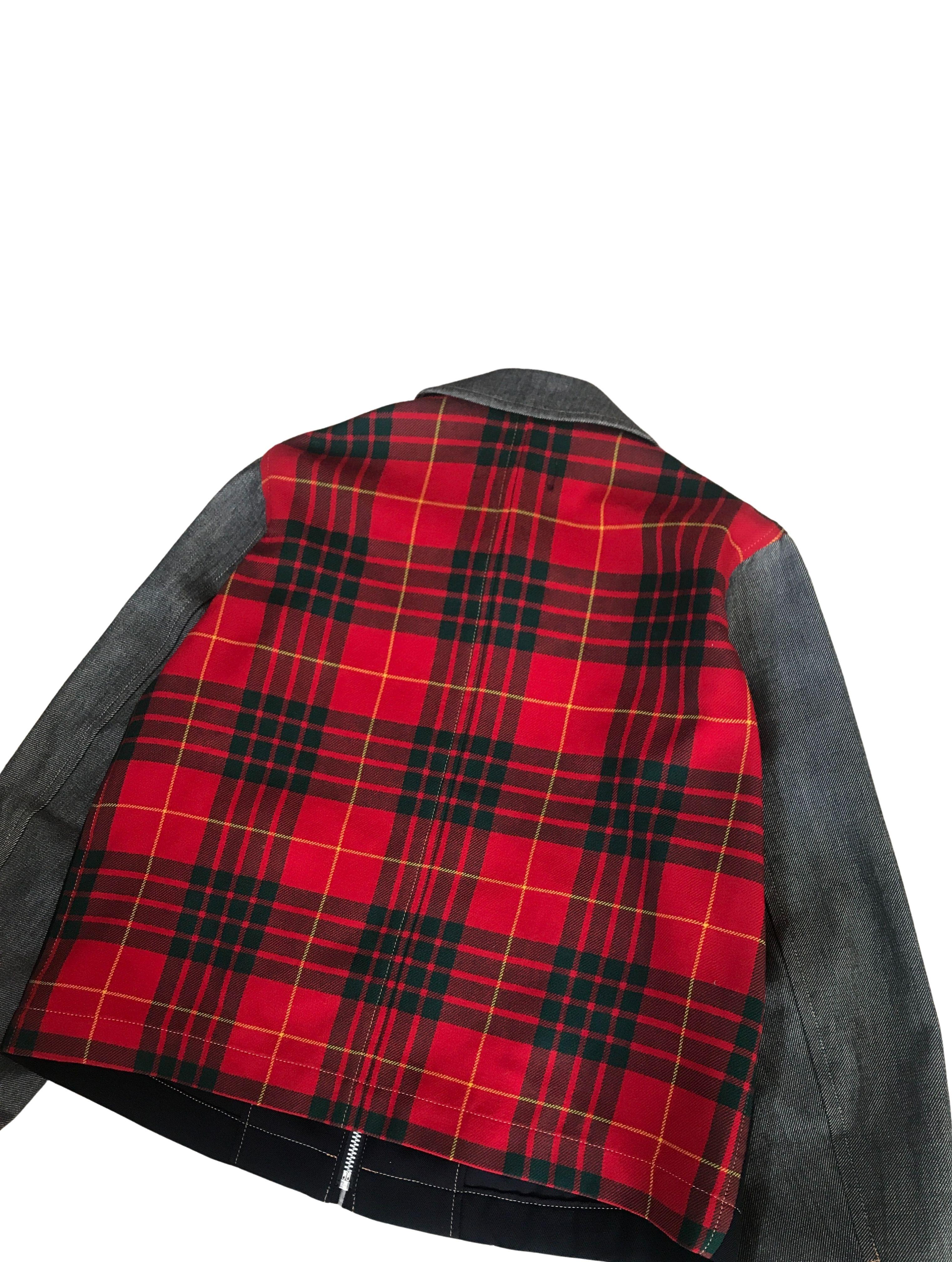 Pieza vintage de robe de chambre, línea de difusión de Comme Des Garcons.

La línea acabó uniéndose a Comme Des Garcons Comme Des Garcons en 2004 para formar el tricot Comme Des Garcons.

