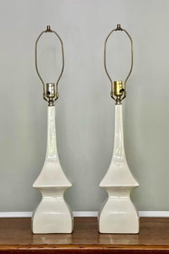 Pareja de lámparas escultóricas vintage de cerámica esmaltada blanca de Robert Abbey Modern