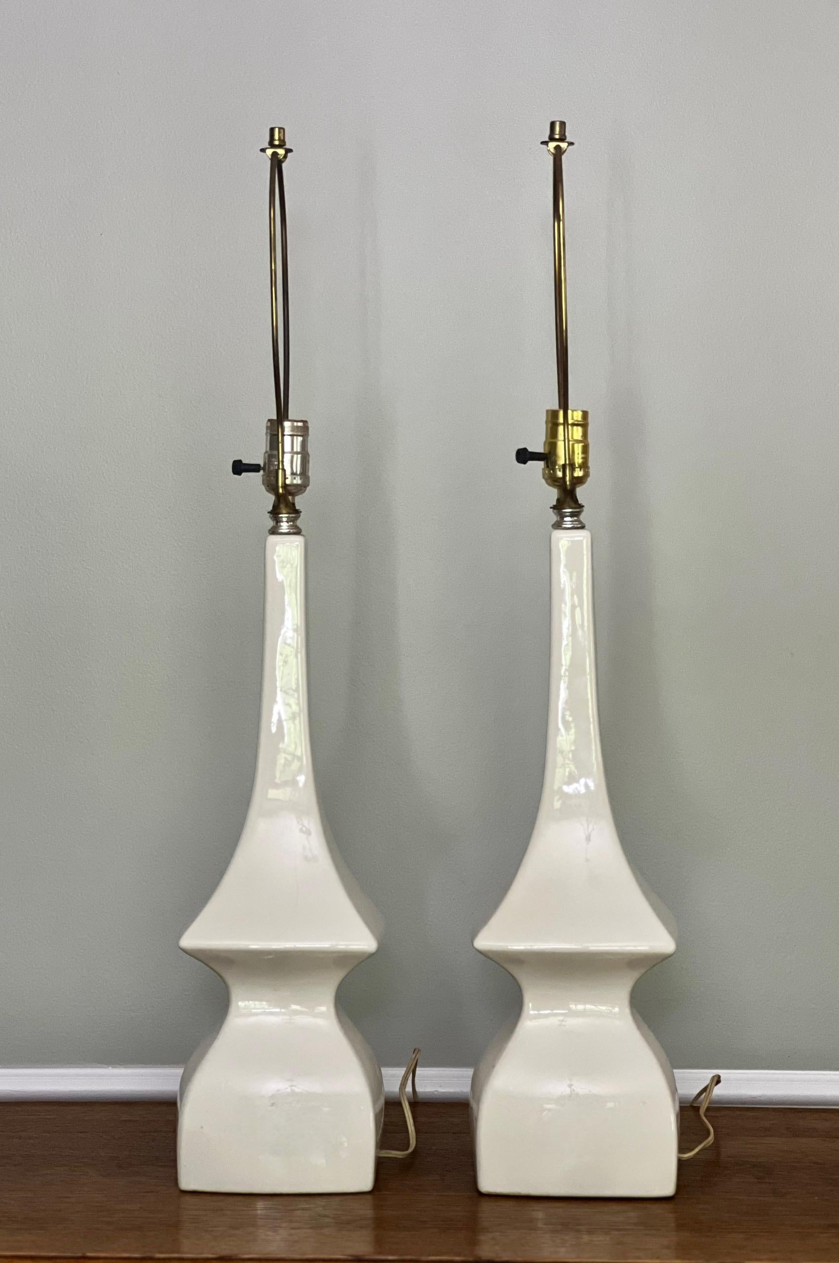 Vintage Robert Abbey Modern White Sculptural Glazed Ceramic Lamps, Pair In Good Condition In Doylestown, PA