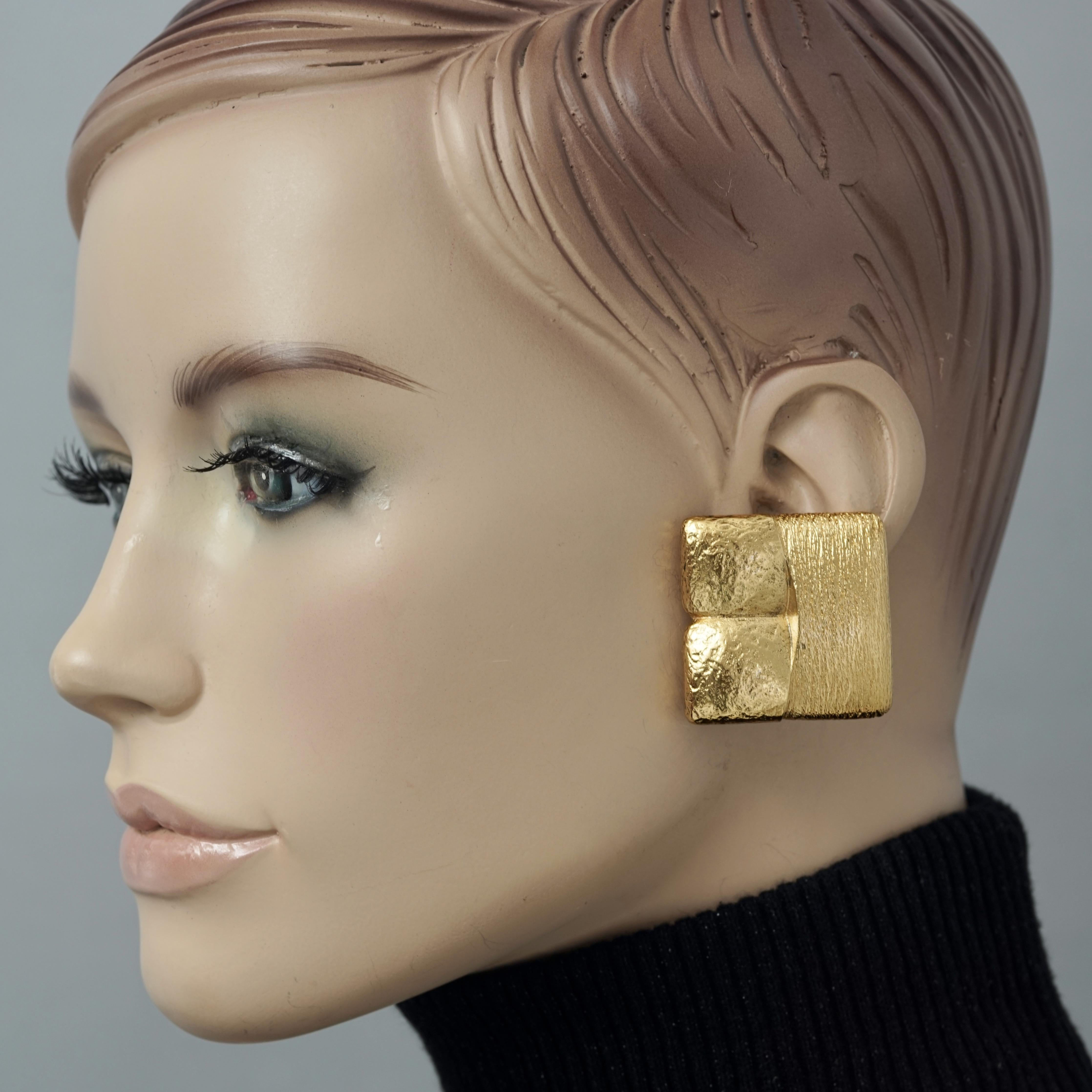 Vintage ROBERT GOOSSENS Mondrian Cubism Earrings

Measurements:
Height: 1.41 inches (3.6 cm)
Width: 1.41 inches (3.6 cm)
Weight per Earring: 24 grams

Features:
- 100% Authentic YVES SAINT LAURENT.
- Textured square earrings in Cubism/ Piet Mondrian