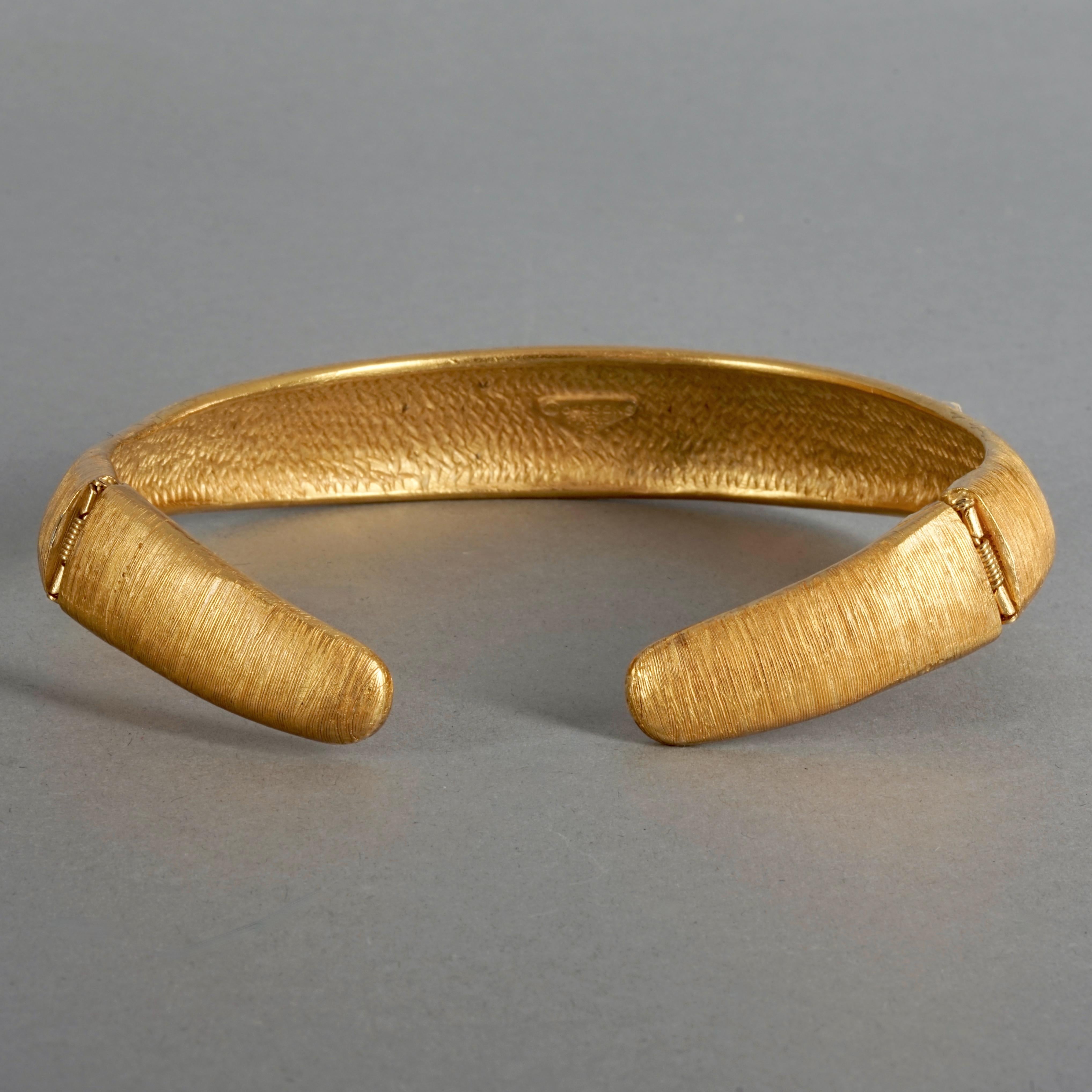 Vintage ROBERT GOOSSENS Textured Brushed Gold Rigid Choker Necklace In Excellent Condition For Sale In Kingersheim, Alsace