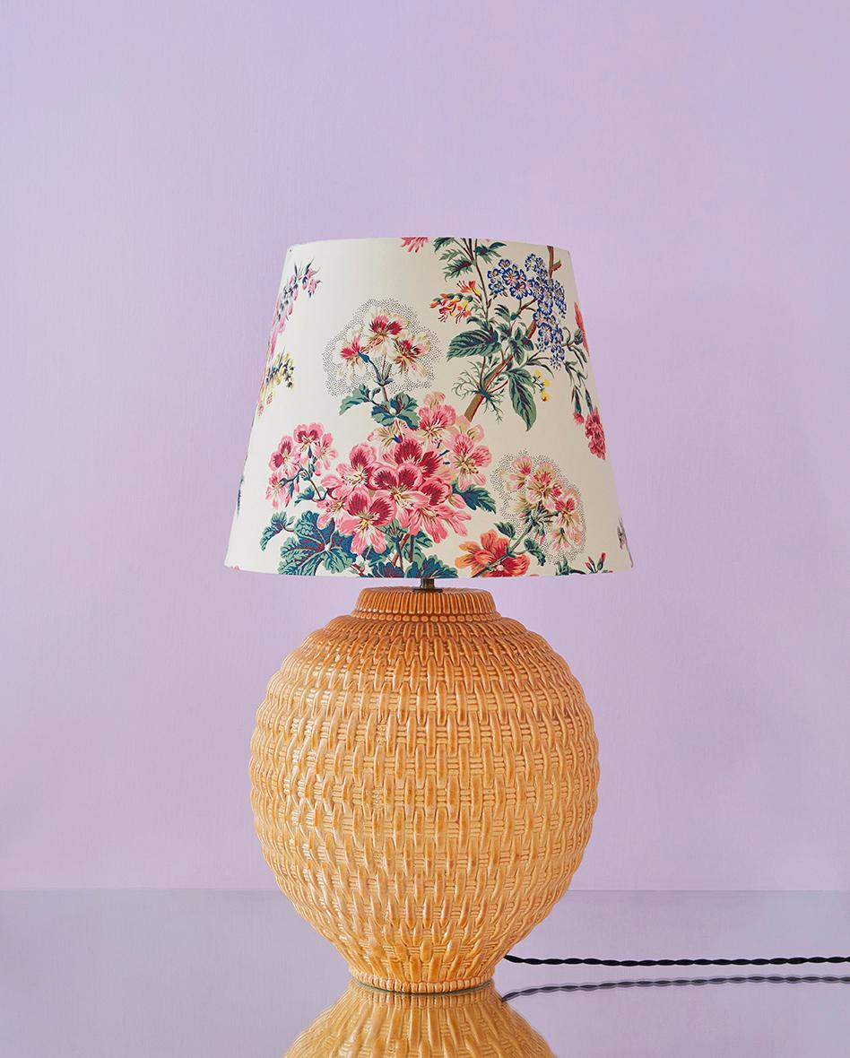 Robert Kostka
France, 1960's

Large ceramic table lamp with customized shade

Measures: H 67 x Ø 38 cm.
