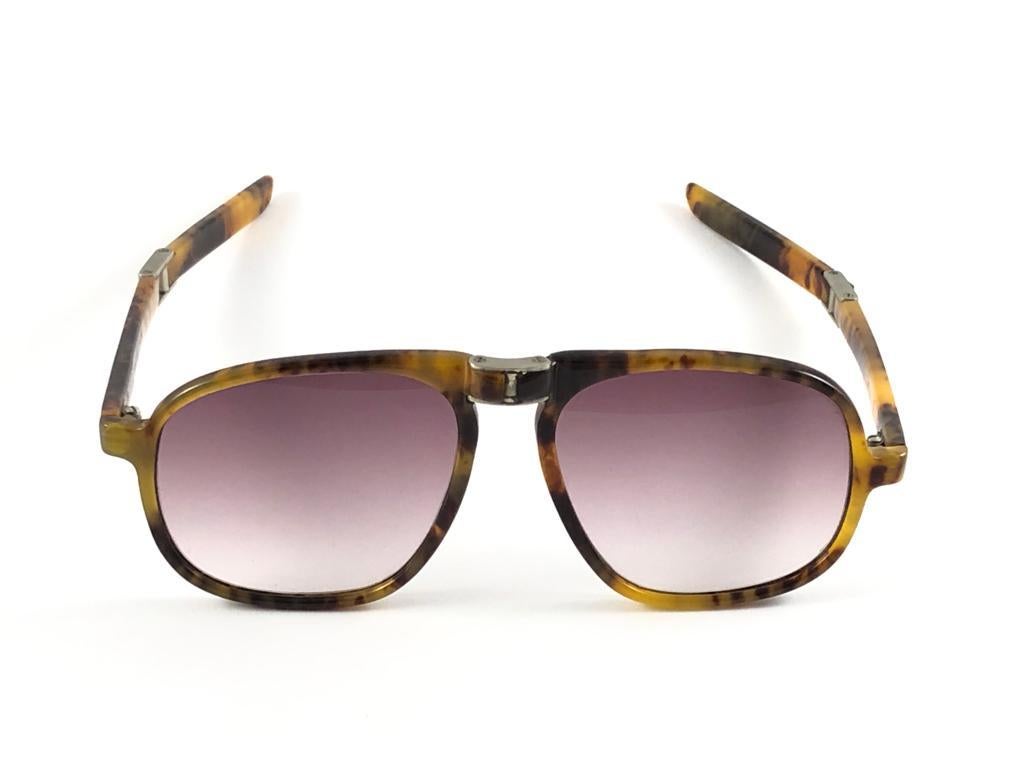 Vintage Rare Robert La Roche Marbled Folding Frame Holding A Pair Of Gradient Purple Lenses
Rare Item. 
This Item May Show Some Sign Of Wear Due To More Than 25 Years Of Storage


Measurements



Front                                         14