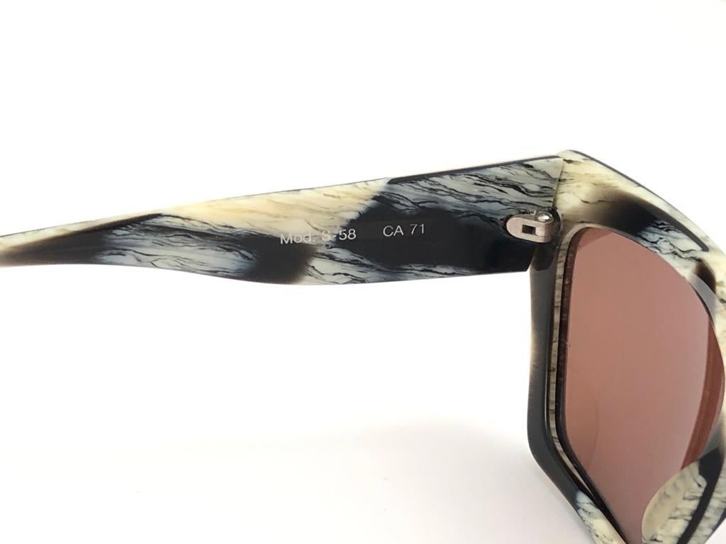 Vintage Rare Robert La Roche eleganten schwarz-weißen Rahmen. 

Seltener Gegenstand. 

Abmessungen:

MASSNAHMEN

FRONT  13.5 CMS
LENS HEIGHT  3.8 CMS
LÖSENBREITE  5.3 CMS
TEMPLES    13 CMS