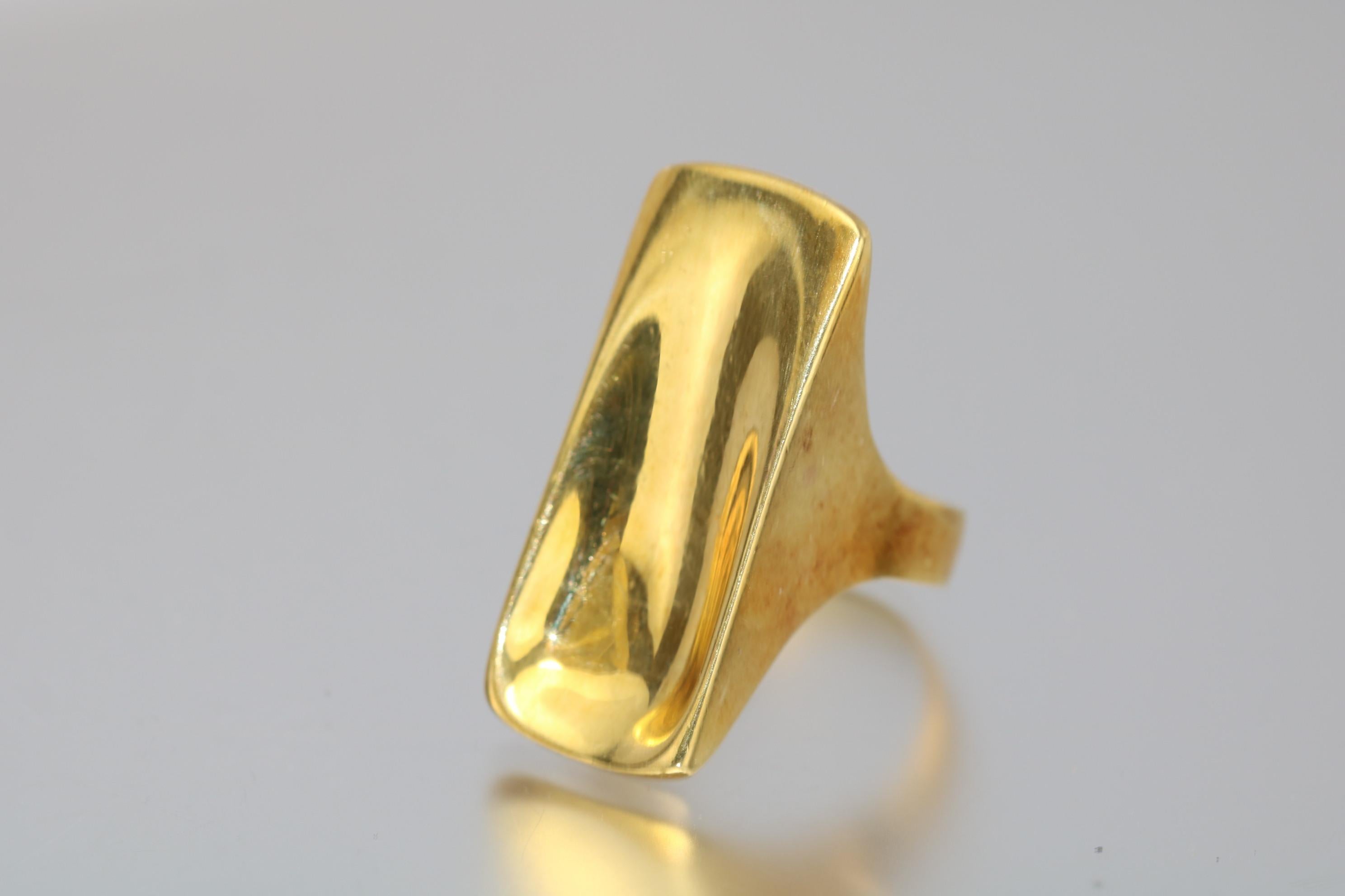 Vintage Robert Lee Morris 18k Yellow Gold Ring 43.7g ring size 9 1/2

Robert Lee Morris is a jewelry designer and sculptor whose collaborations with some of the top designers in the 1970s & 1980s made him a household name. His Artwear & RLM