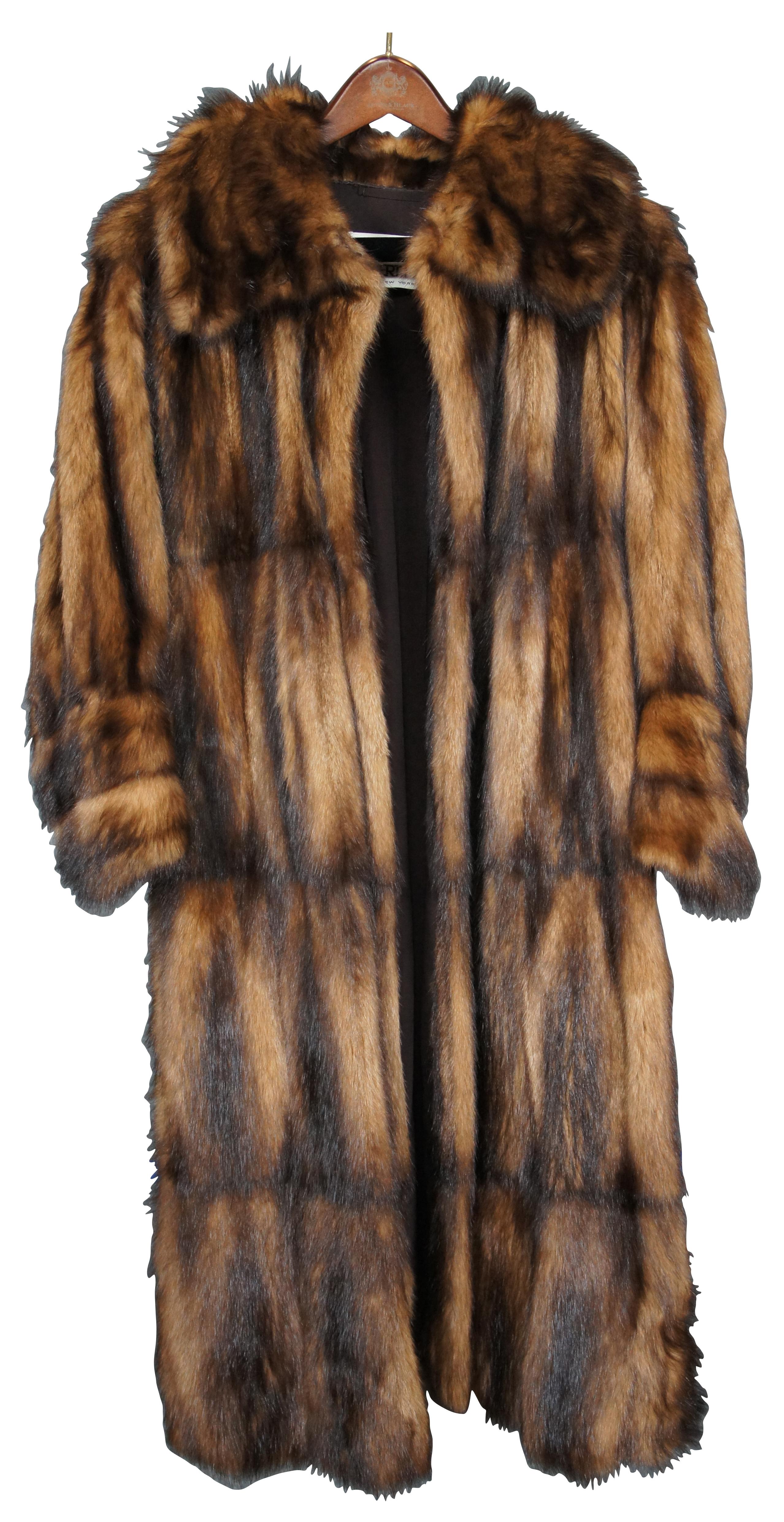 Vintage two tone brown mink fur coat, full length with swivel hook and loop closure and two side pockets. Owner of this coat is approx. 5'2'', 110lbs.

Measures: Shoulders - 20” / Arm Length - 23” / Chest - 52” / Back Length – 50”.