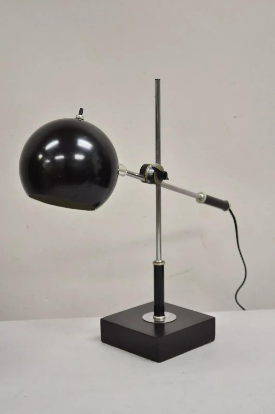 Mid-Century moderno Lampada da scrivania regolabile vintage Robert Sonneman Mid Century Modern Black Eyeball in vendita