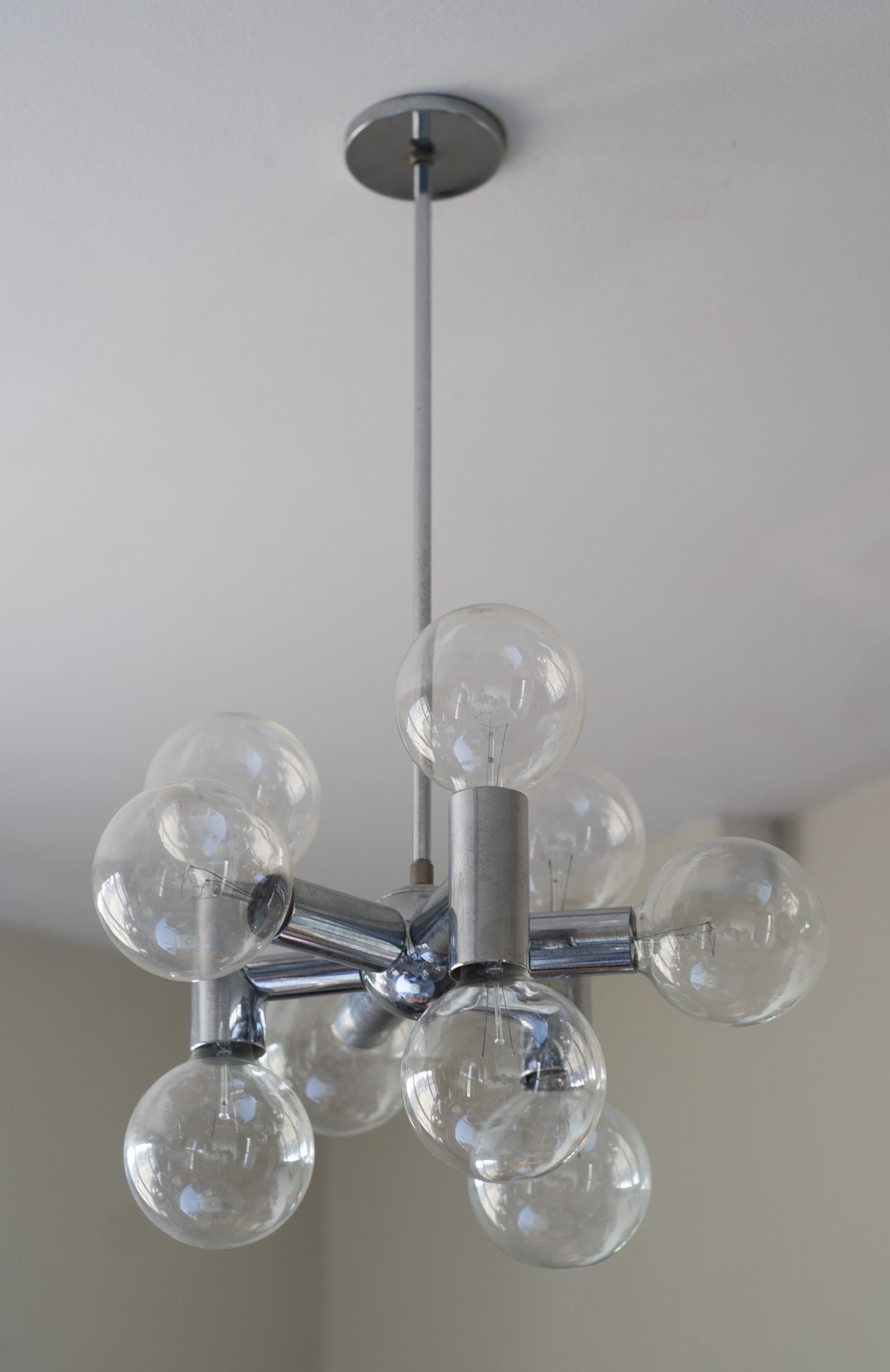 Dieser Kronleuchter wurde in den 1960er Jahren von Robert Sonneman entworfen und von seiner eigenen Firma Sonneman Lighting hergestellt. Dieser seltene Stil zeichnet sich durch eine klassische 