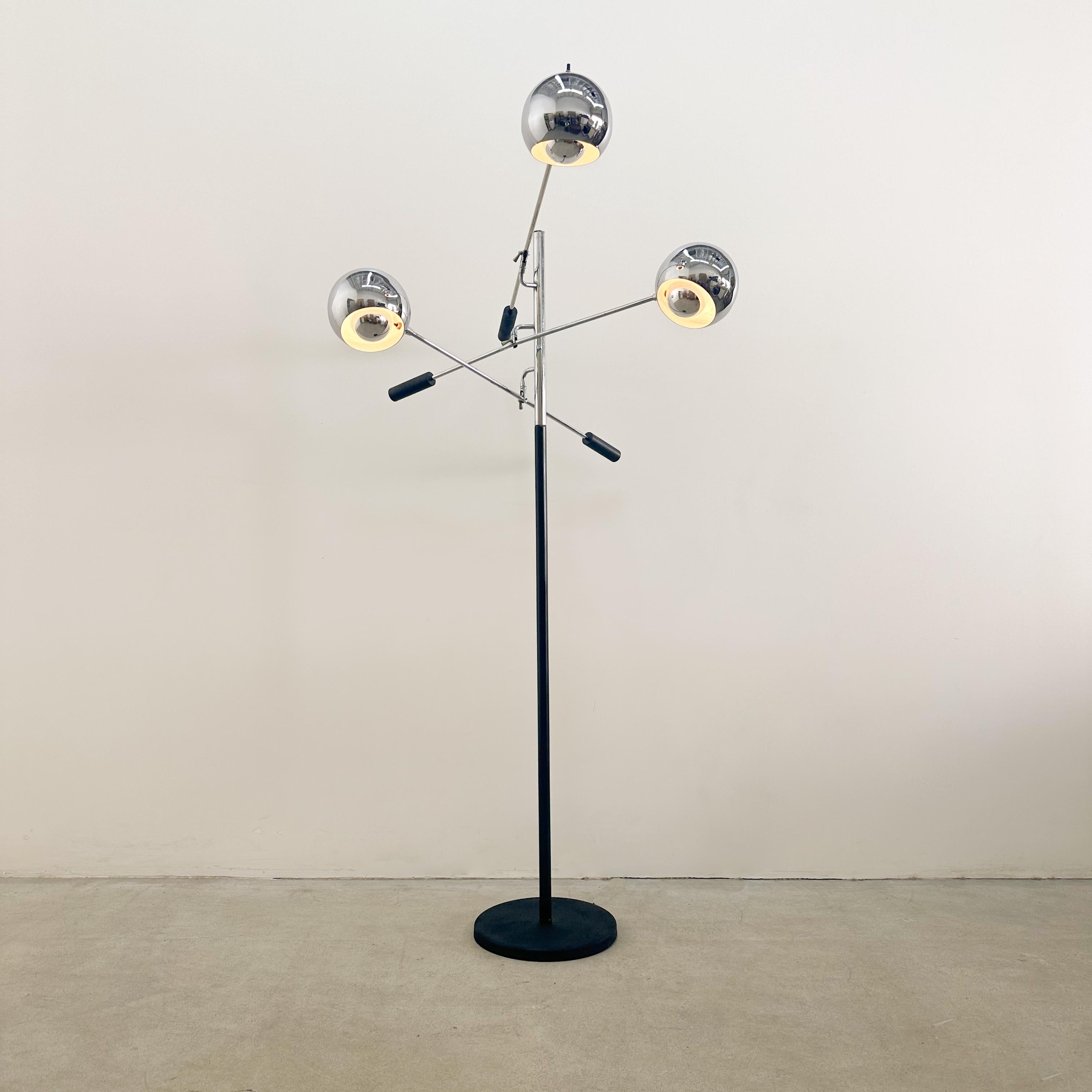 Questa lampada da terra cromata vintage degli anni '70 di Robert Sonneman presenta un design elegante e modernista con tre teste luminose a forma di orbita regolabili, ciascuna montata su bracci a leva di bilanciamento per una rotazione fluida. La