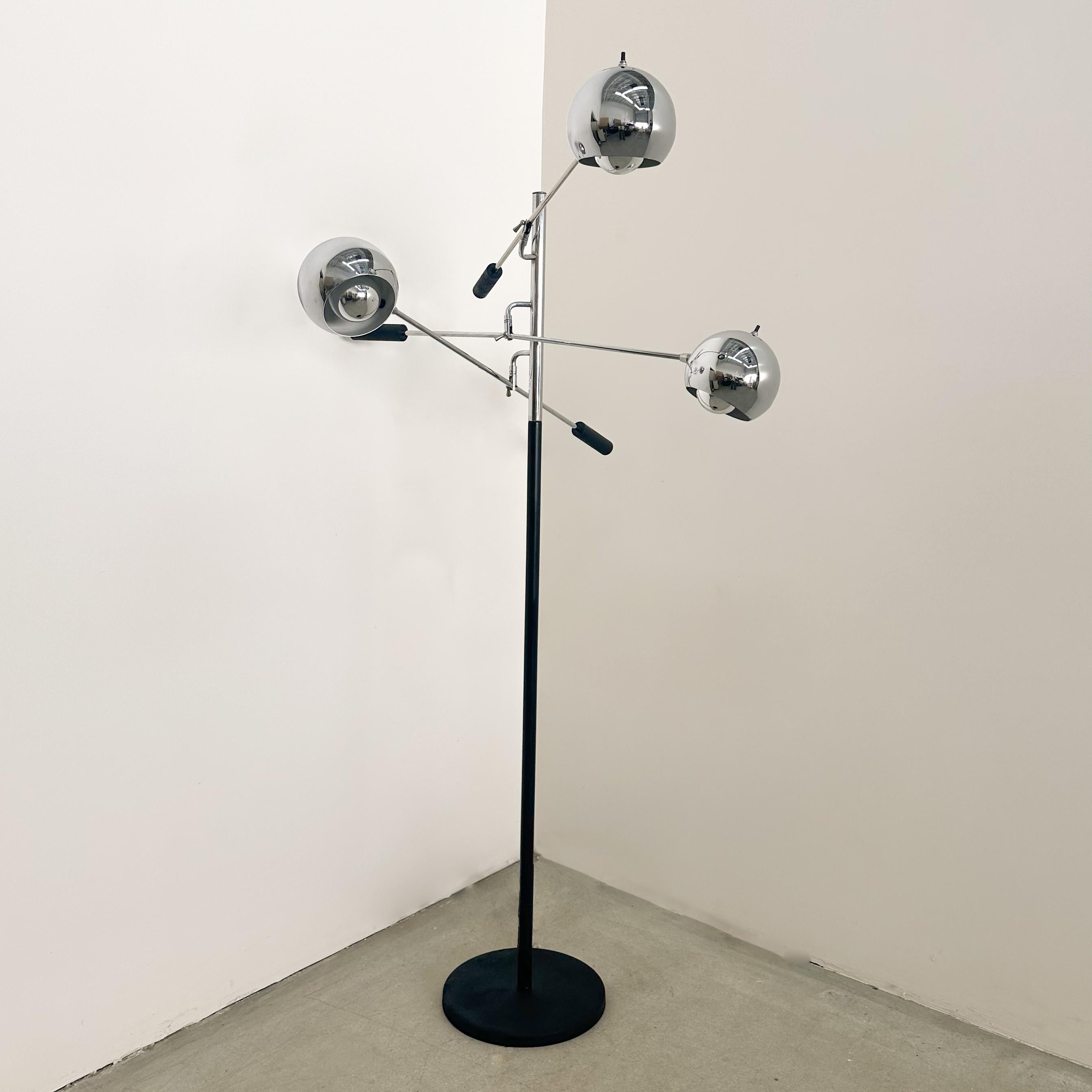 Americano Lampada da terra cromata Robert Sonneman Triennale d'epoca, anni '70, con globo regolabile. in vendita