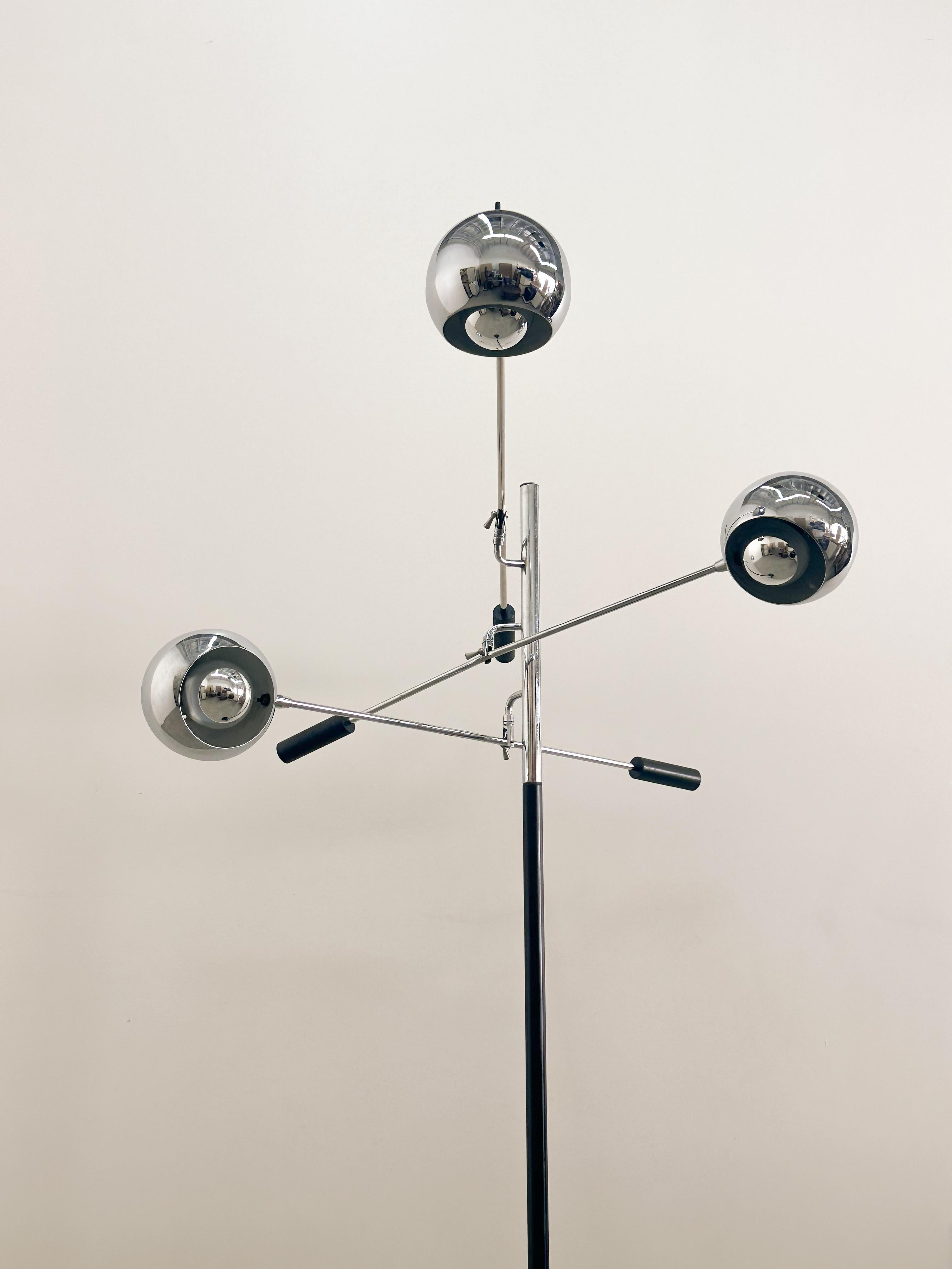 Fine XX secolo Lampada da terra cromata Robert Sonneman Triennale d'epoca, anni '70, con globo regolabile. in vendita