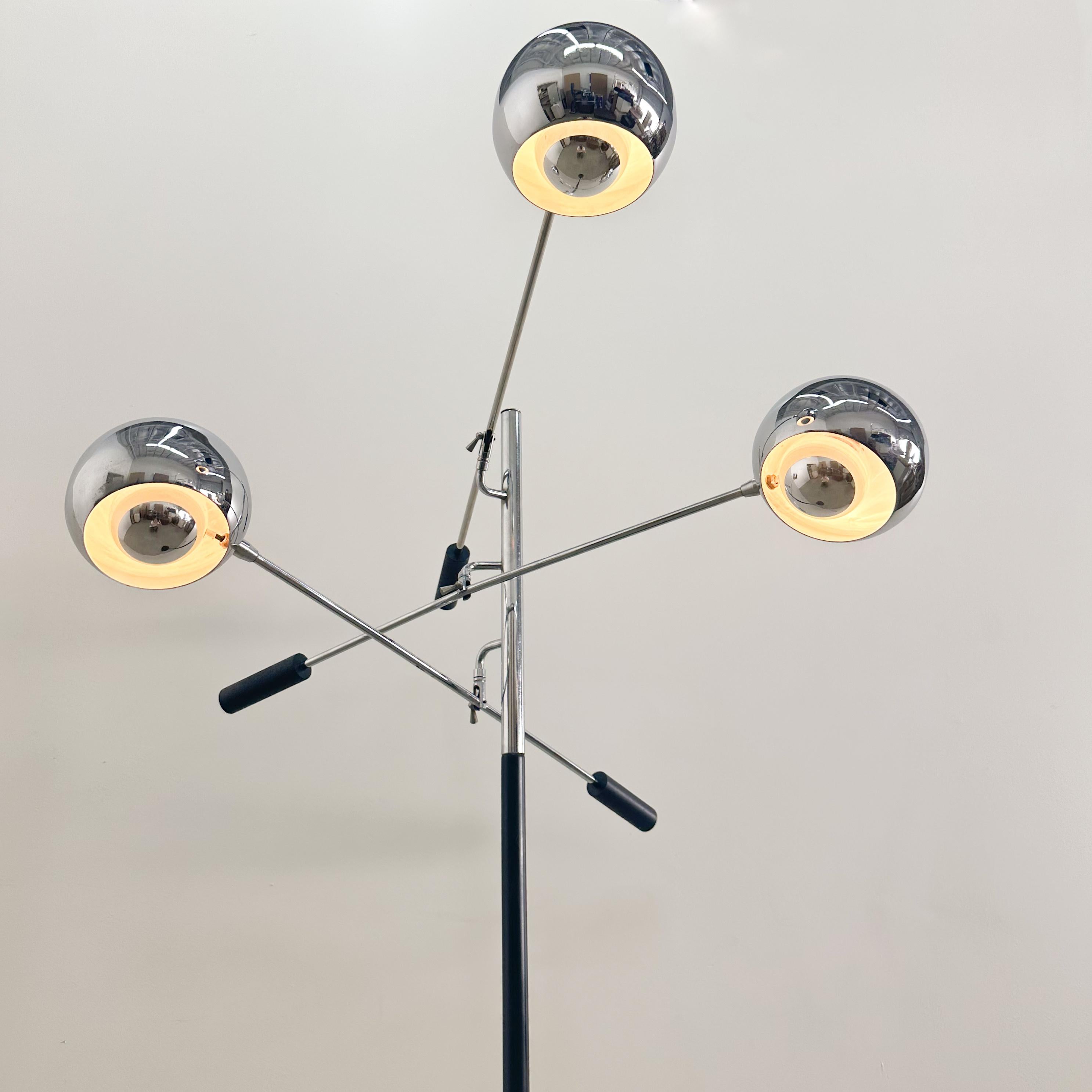 Metallo Lampada da terra cromata Robert Sonneman Triennale d'epoca, anni '70, con globo regolabile. in vendita